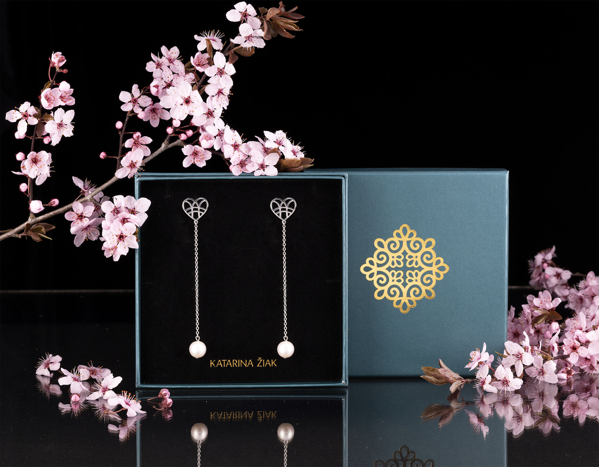 Napichovacie náušnice srdce s perlou - dlhé