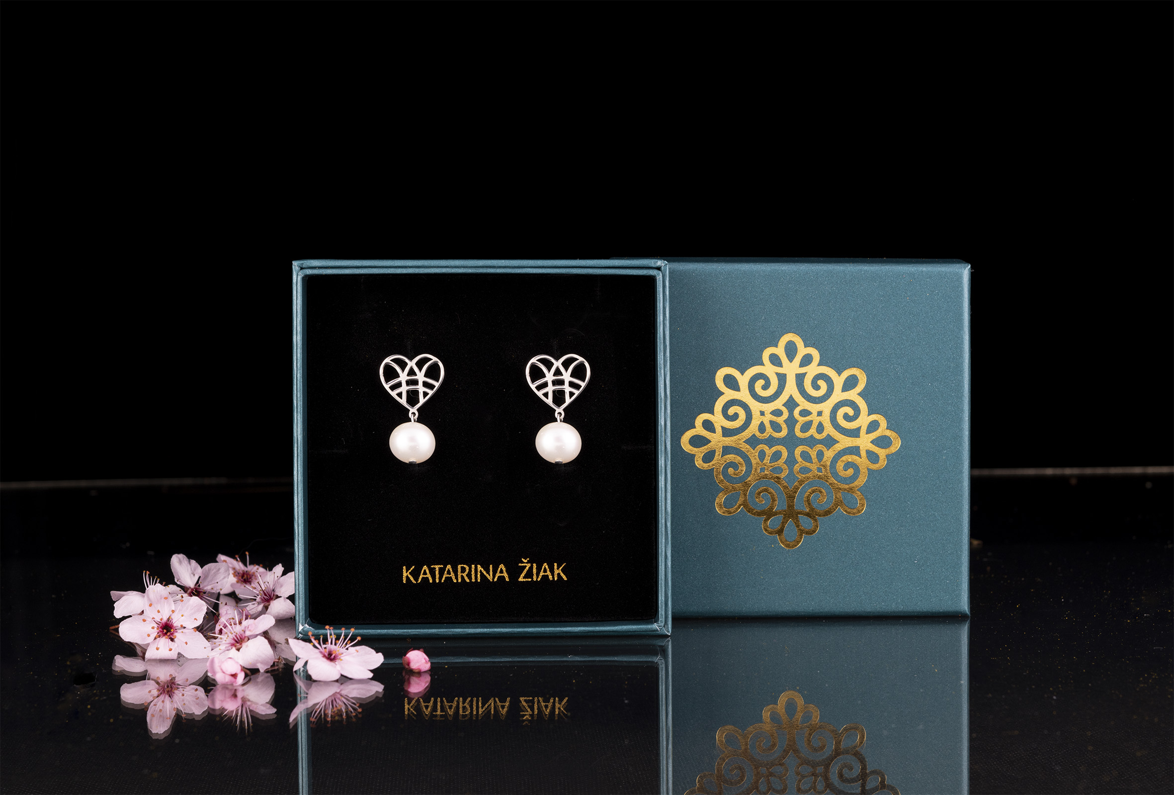 Napichovacie náušnice srdce s perlou - krátke