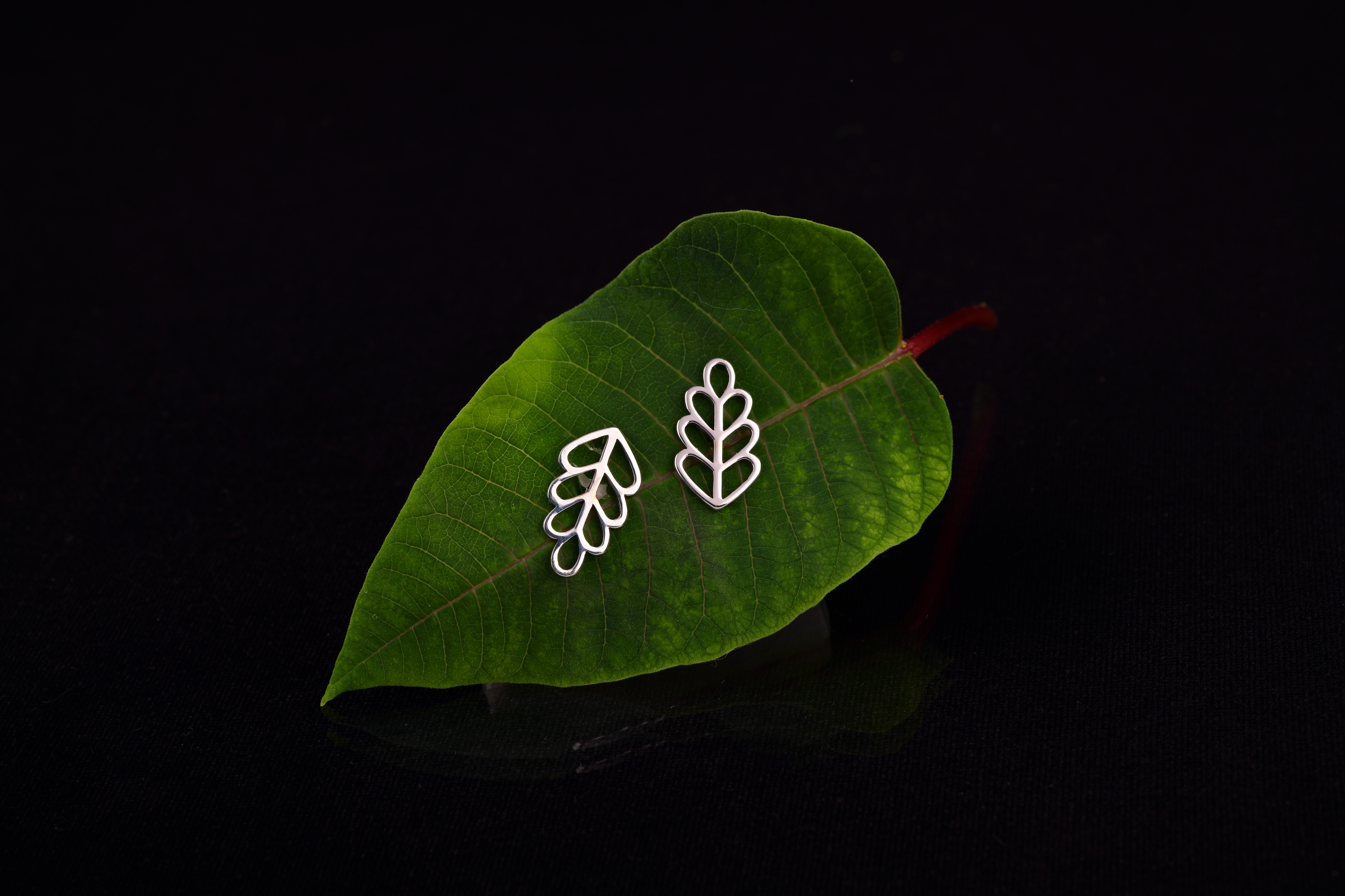 Napichovacie náušnice malý dubový list