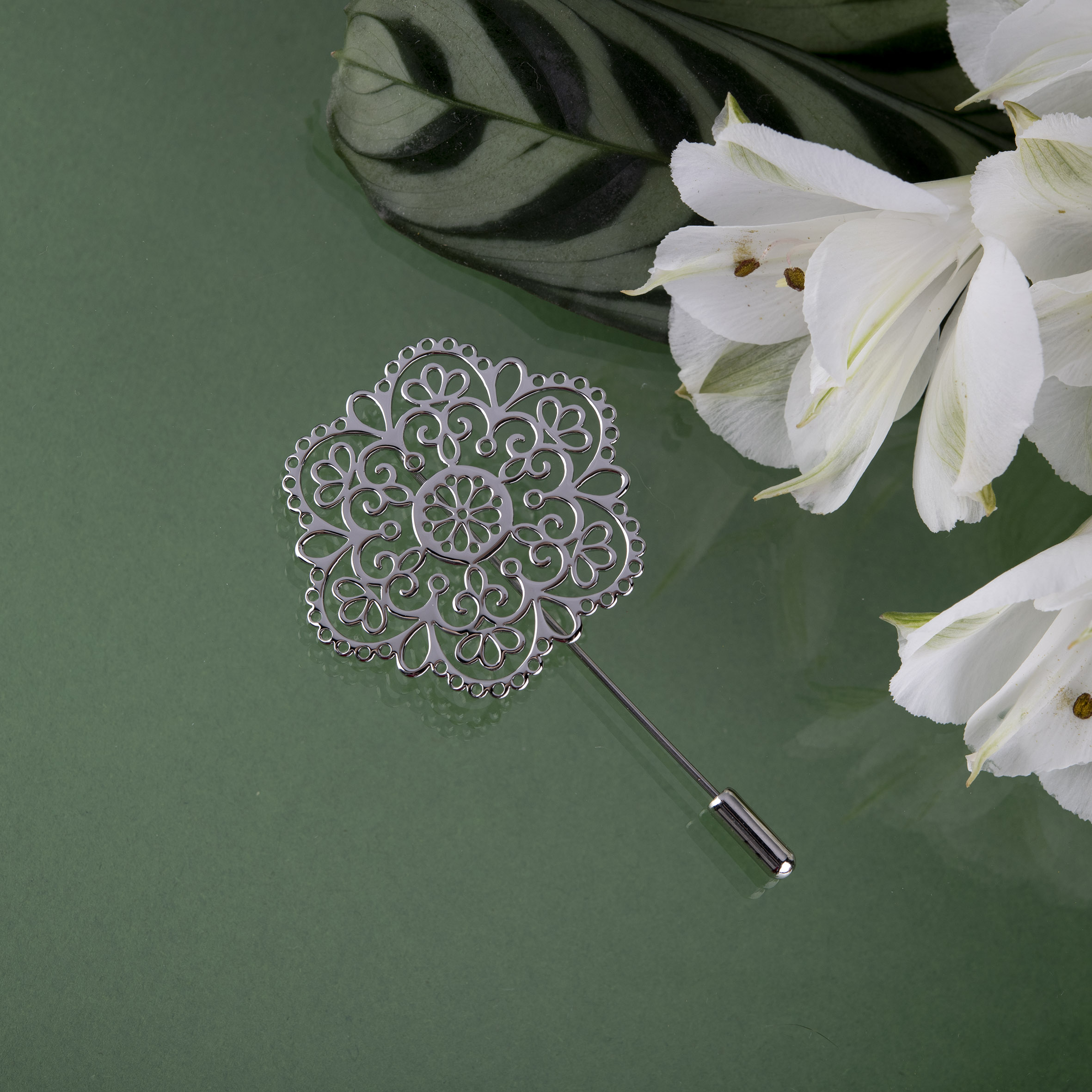 Brošňa ornament čipka margarétka