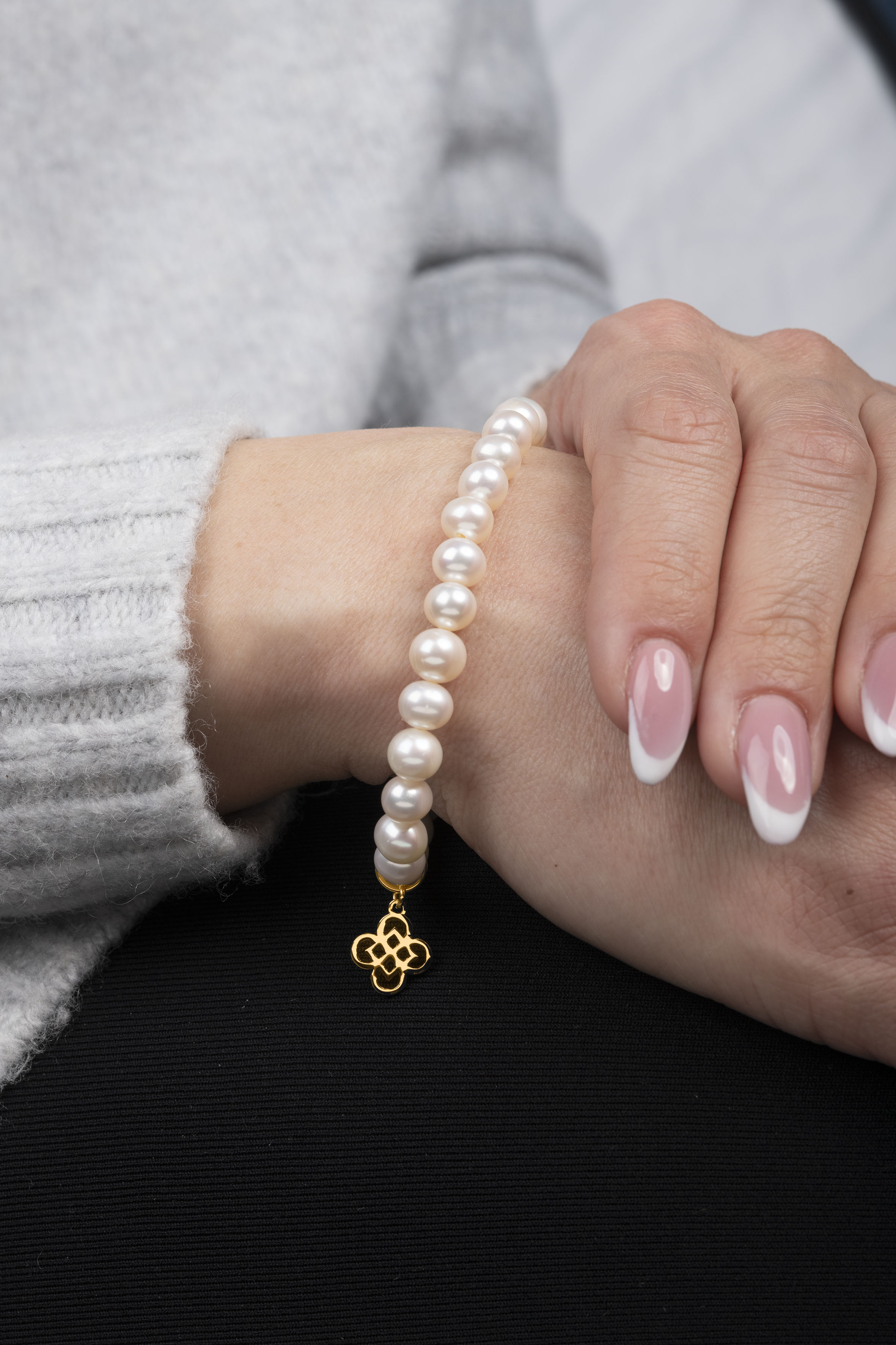 Náramok drotársky štvorlístok 1  - biele perly