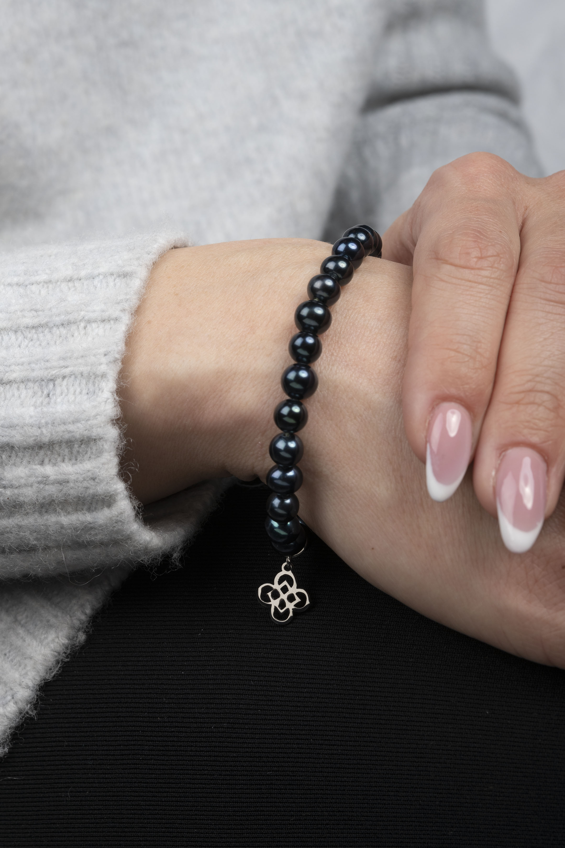 Náramok drotársky štvorlístok 1 - čierne perly