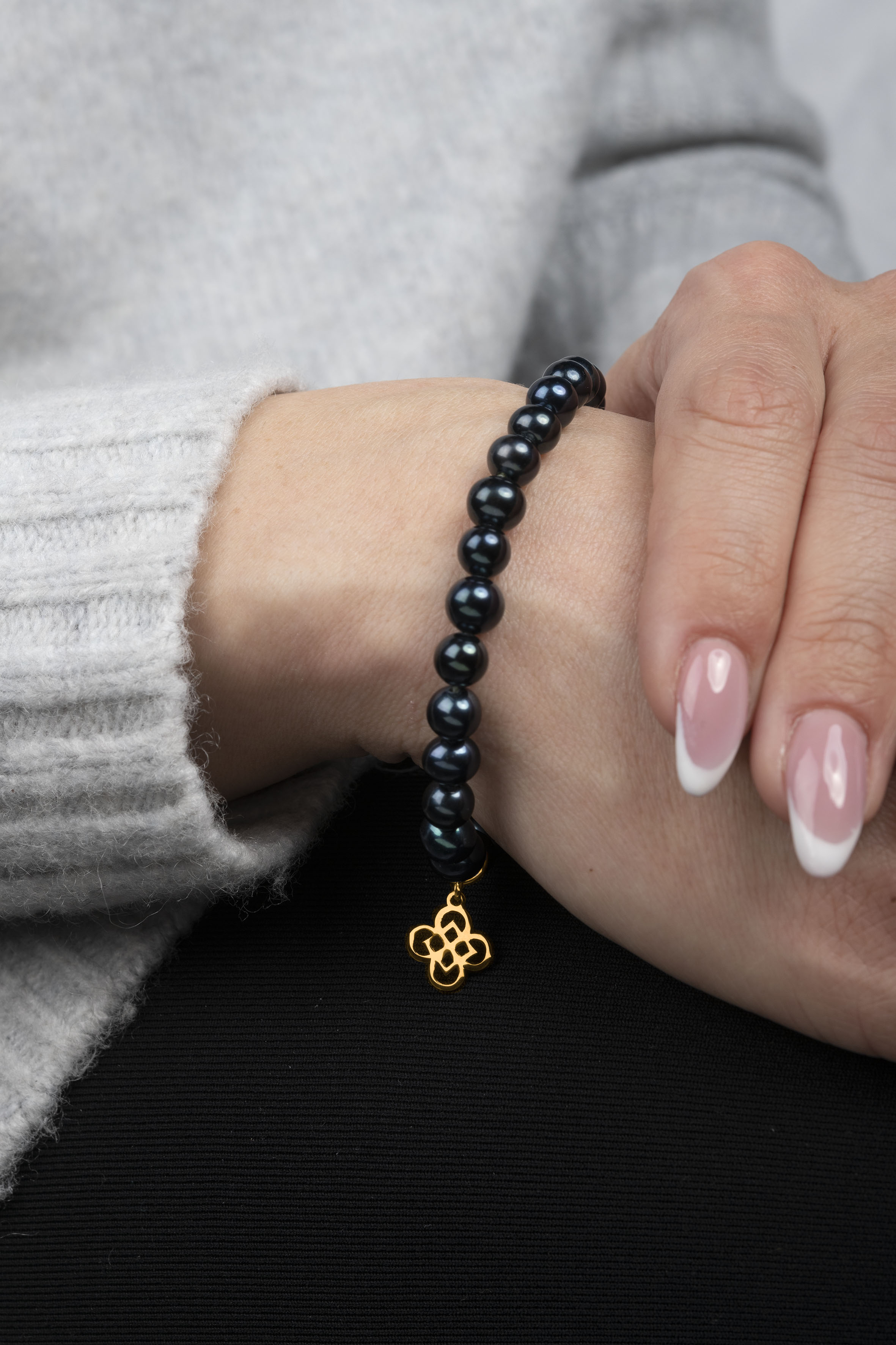 Náramok drotársky štvorlístok 1  - čierne perly