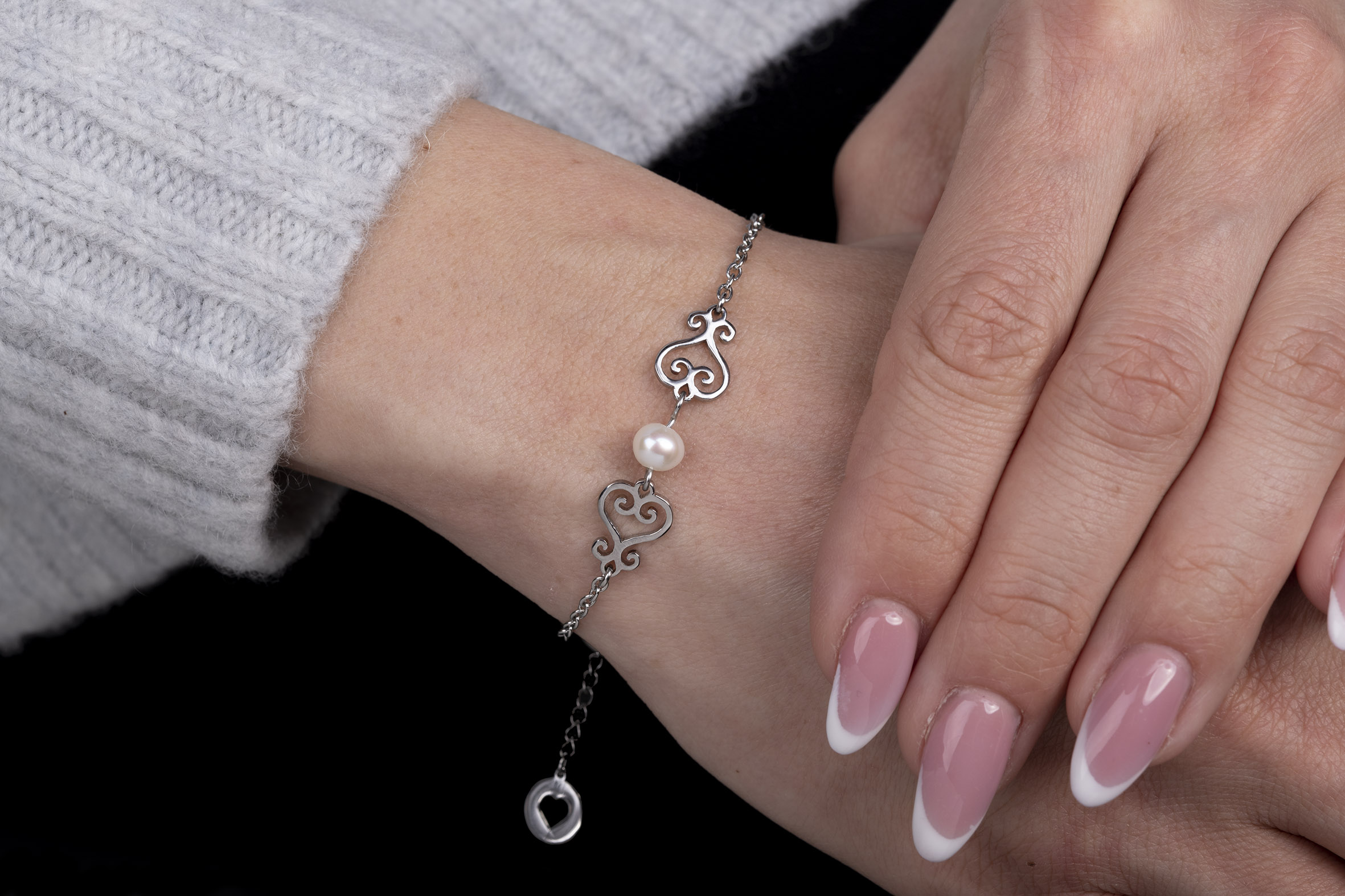 Náramok 2 drotárske srdiečka – retiazka + perla