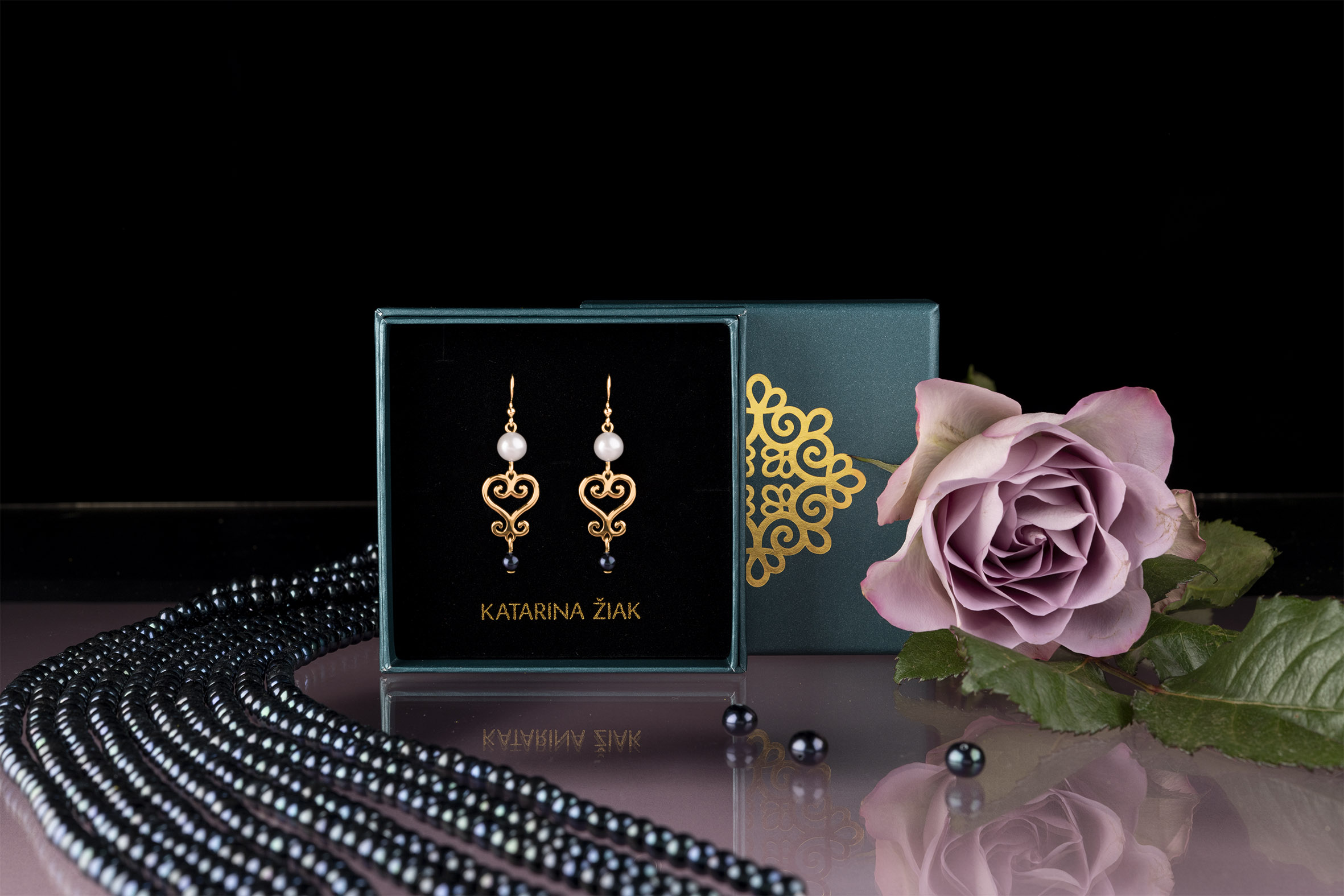 Náušnice drotárske srdce 2  + čierna &amp; biela perla