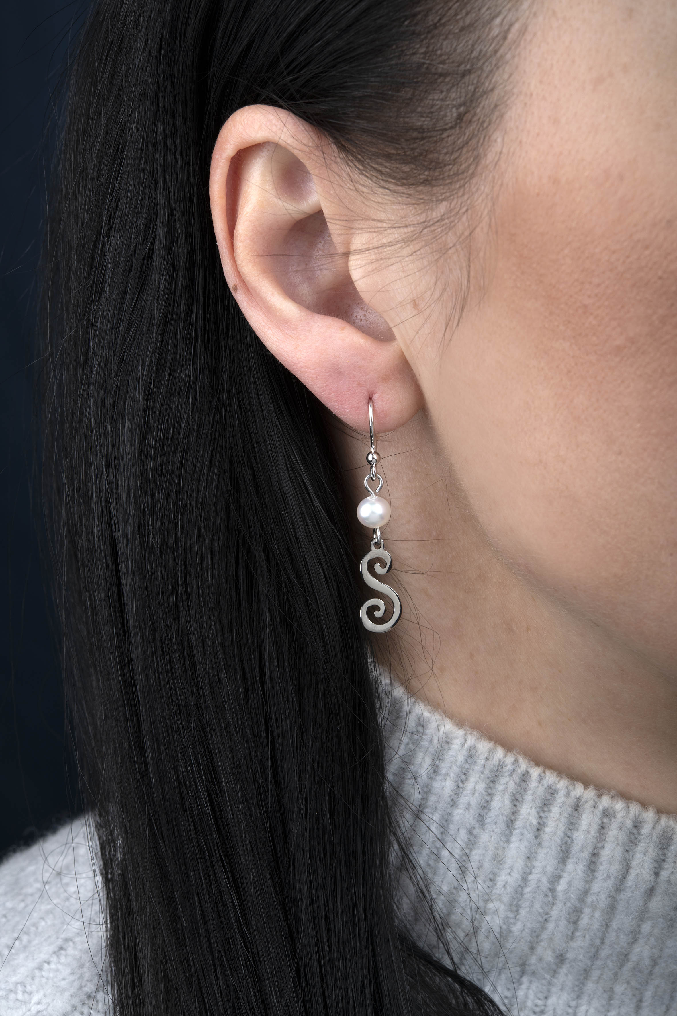 Náušnice drotárske slučky 2  + biela perla