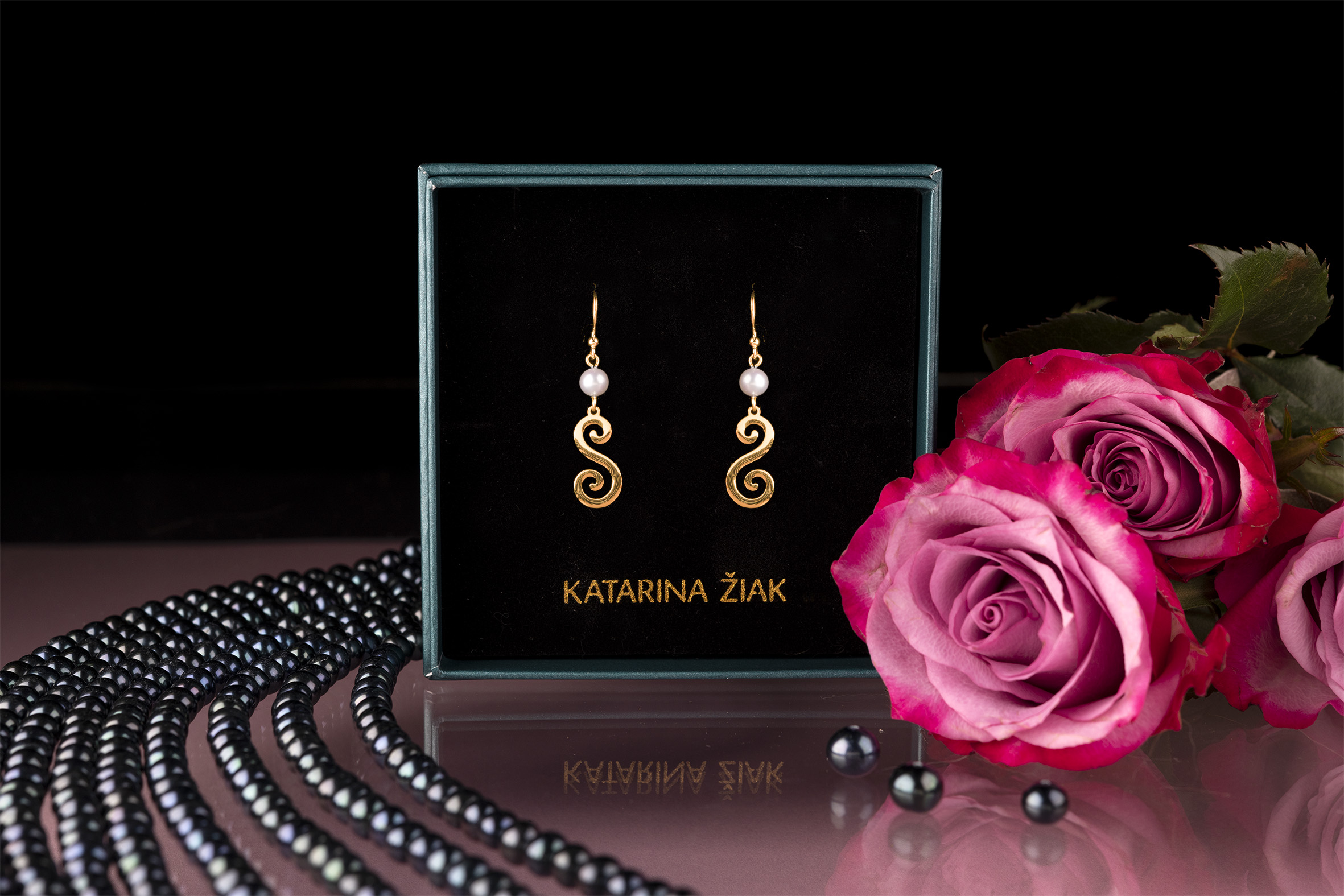 Náušnice drotárske slučky 2  + biela perla