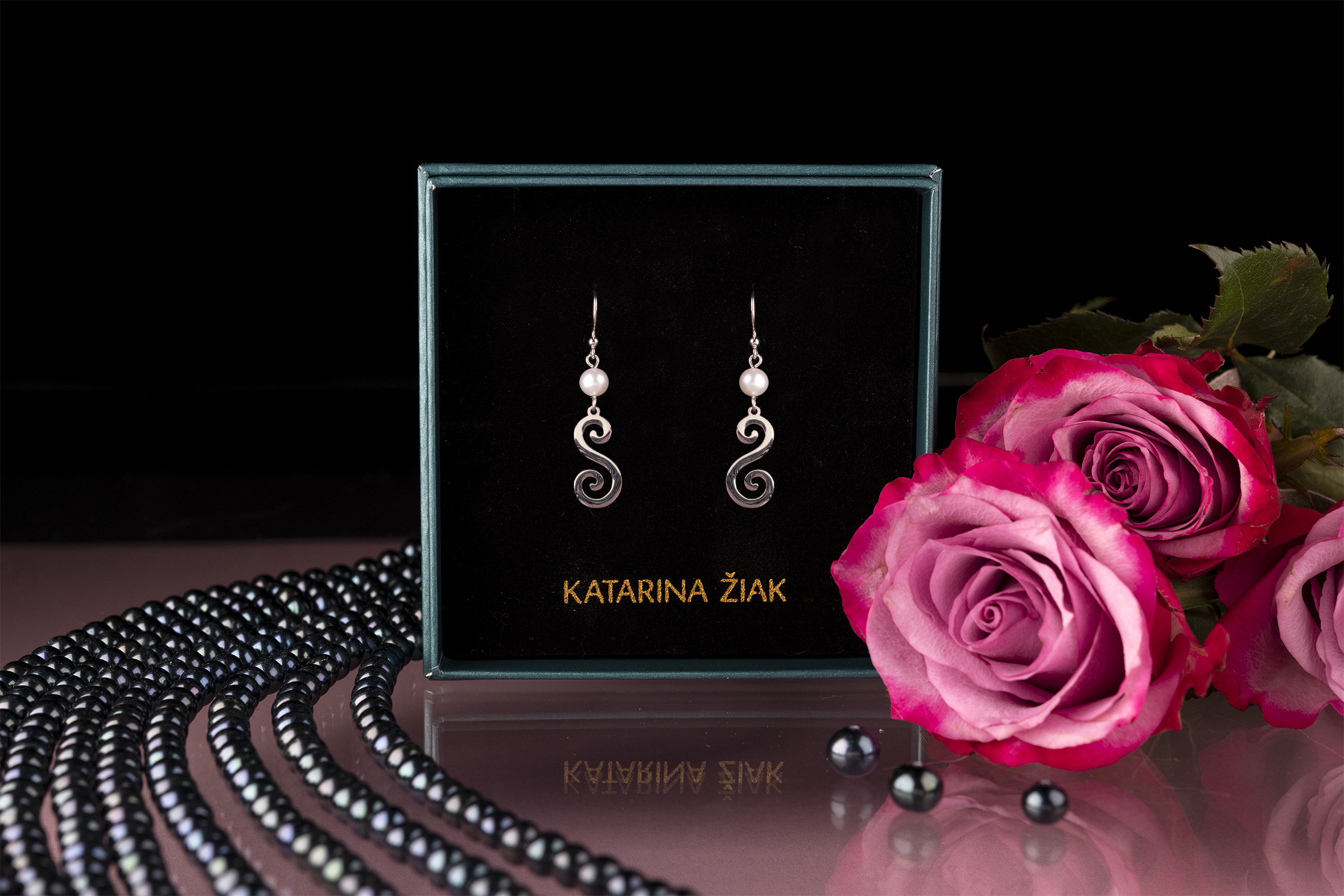 Náušnice drotárske slučky 2  + biela perla