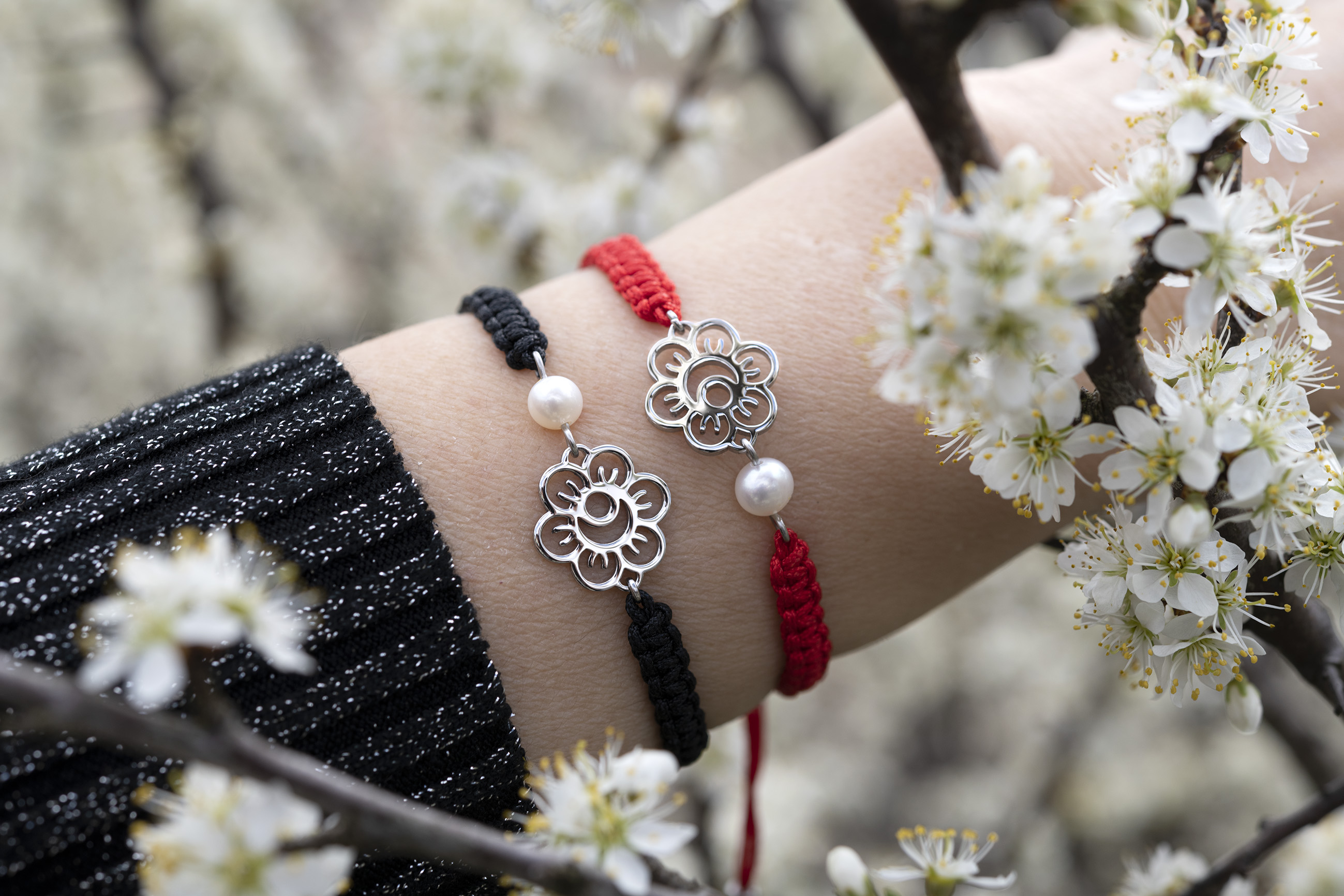 Náramok  - kvietok Veronika - šnúrka + perla