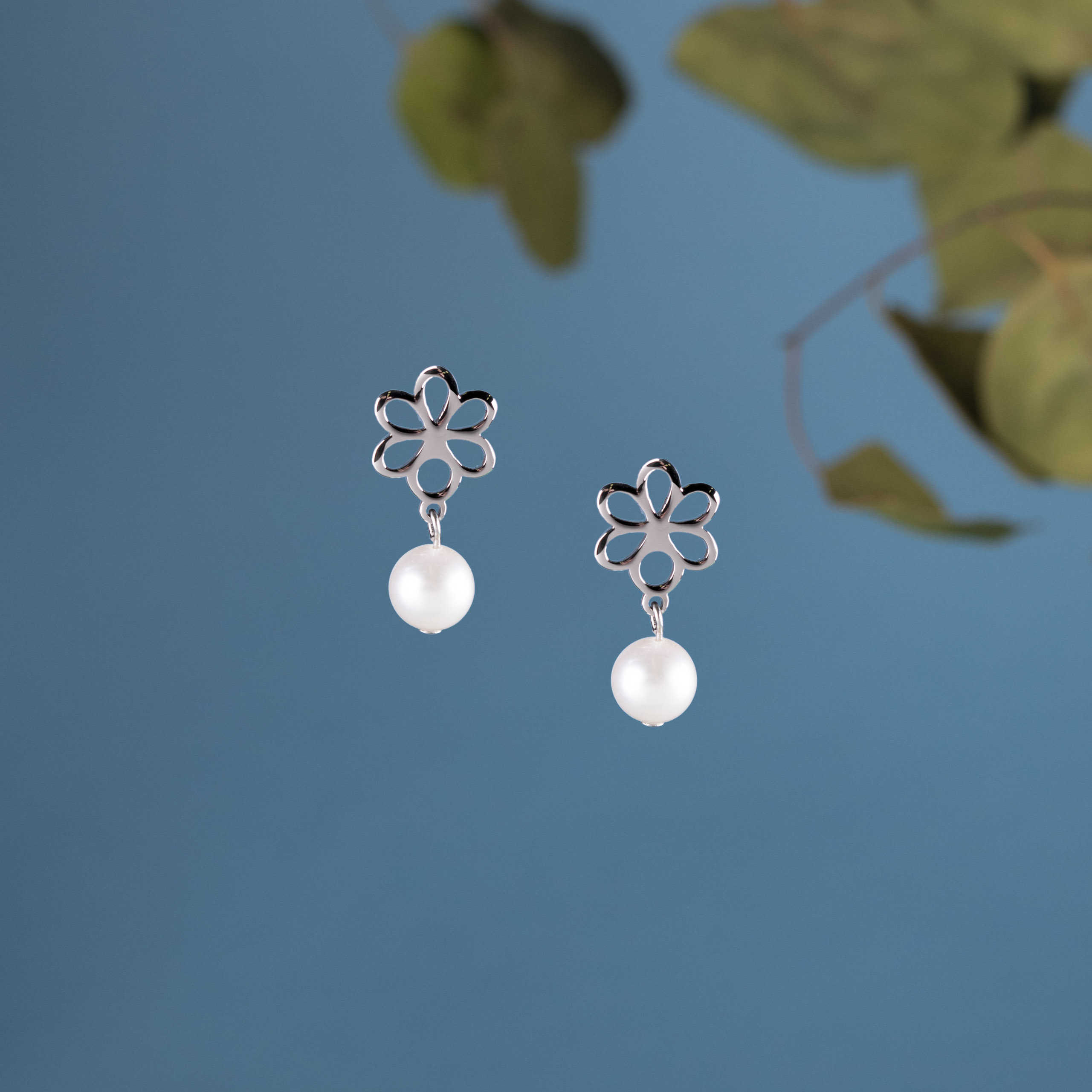 Napichovacie náušnice Ábelovská margarétka s perlou - krátke