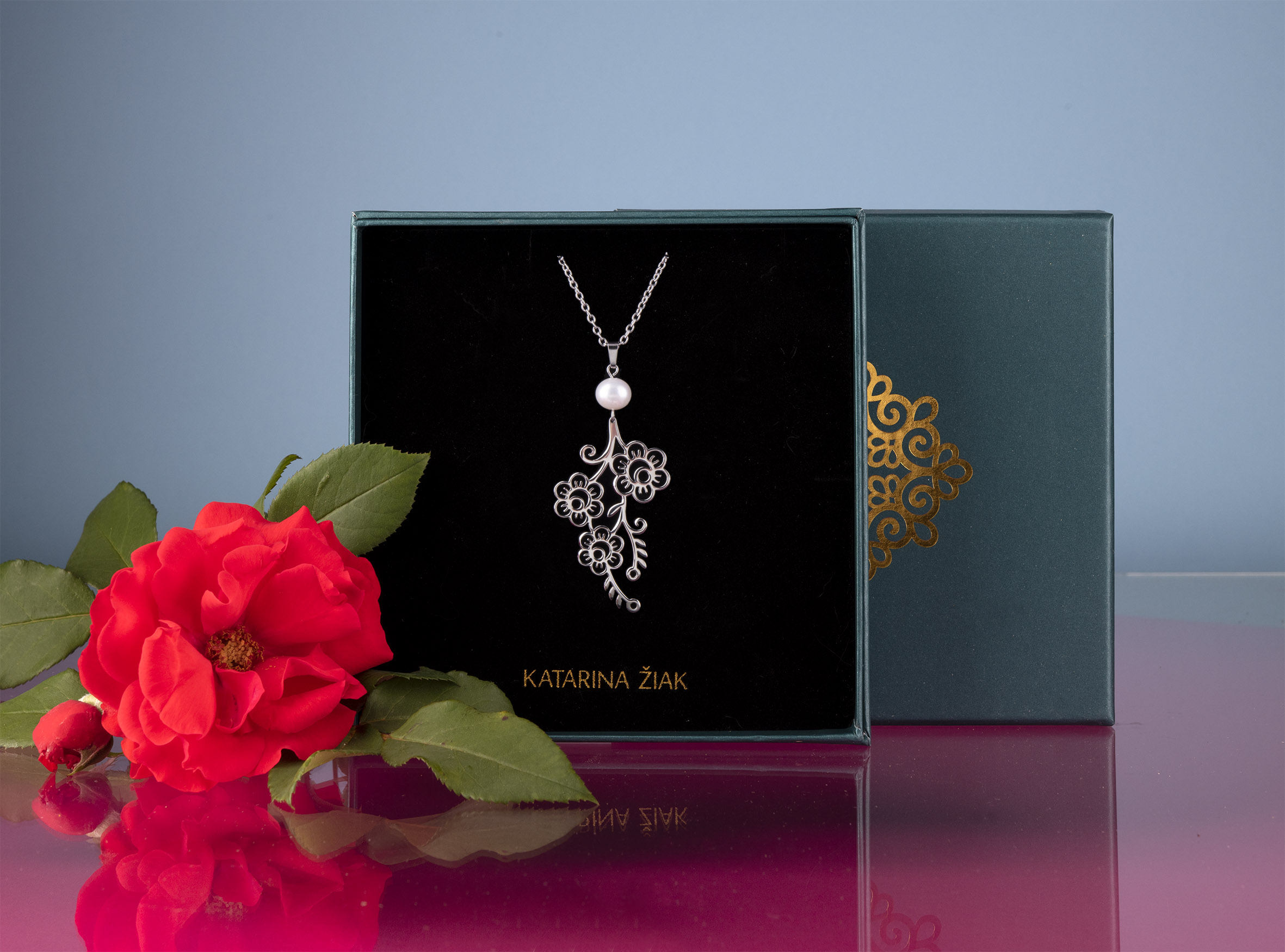 Prívesok kvietok Veronika - kytica s perlou