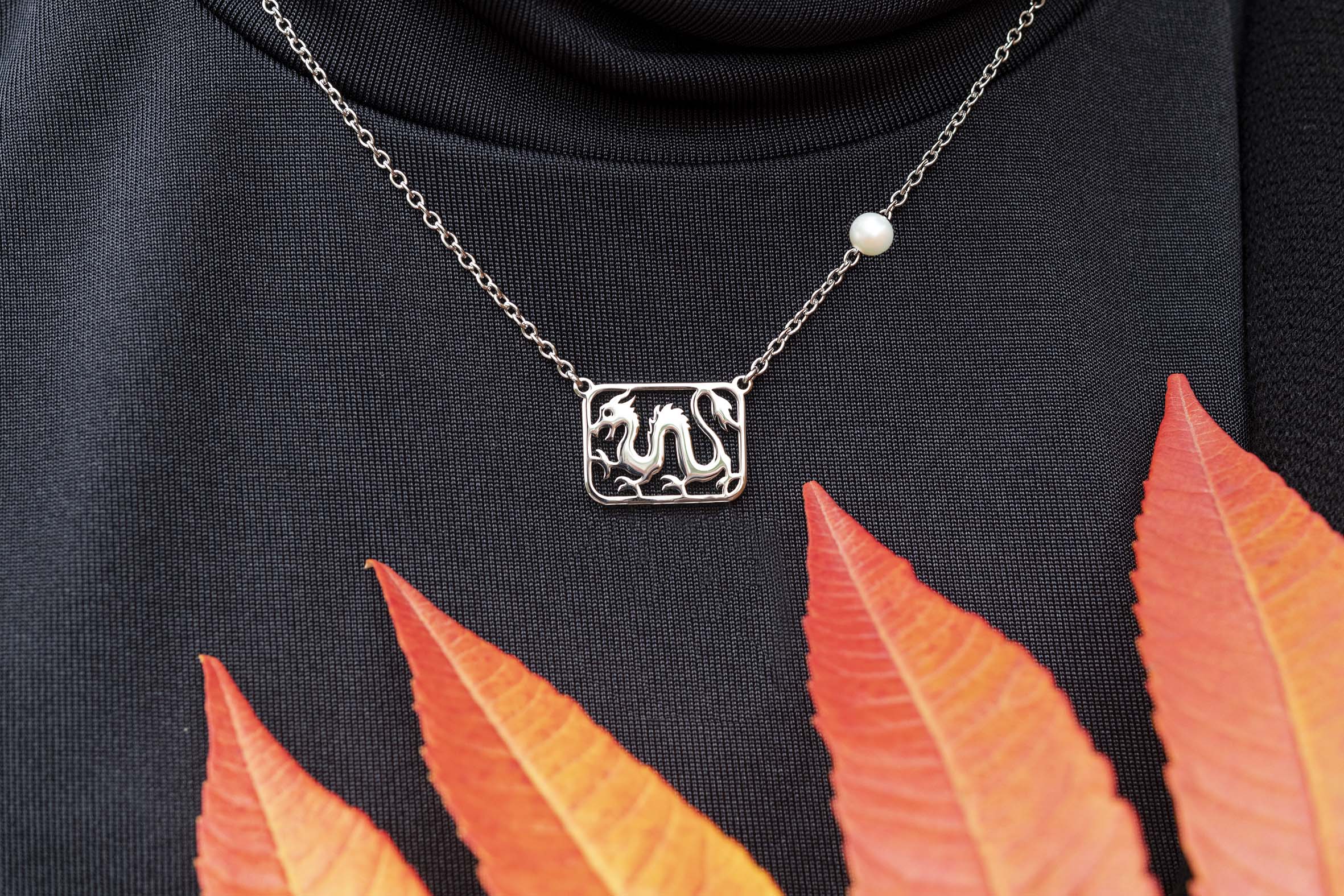 Náhrdelník drak s perlou v retiazke