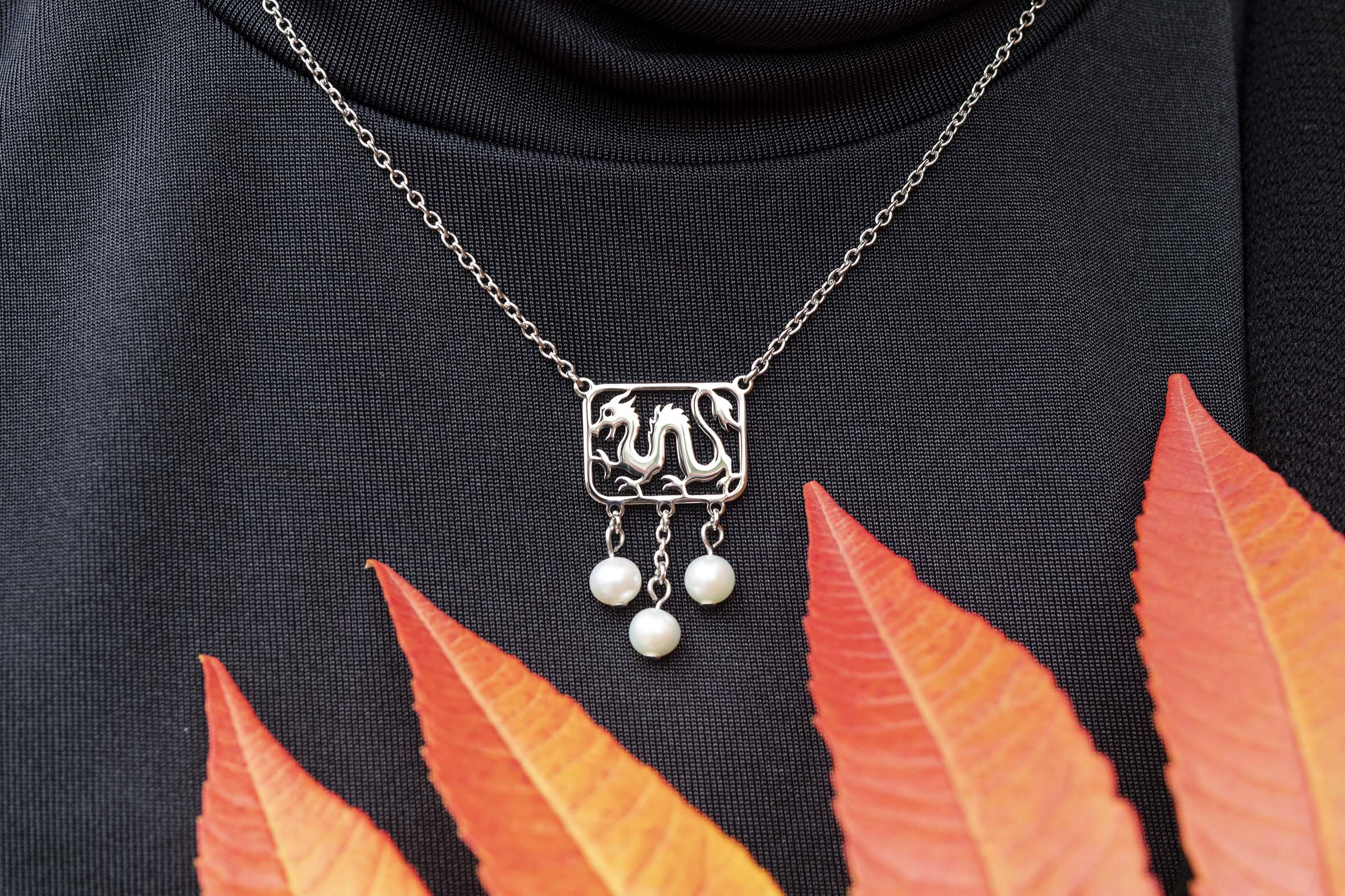 Náhrdelník drak + 3 perly