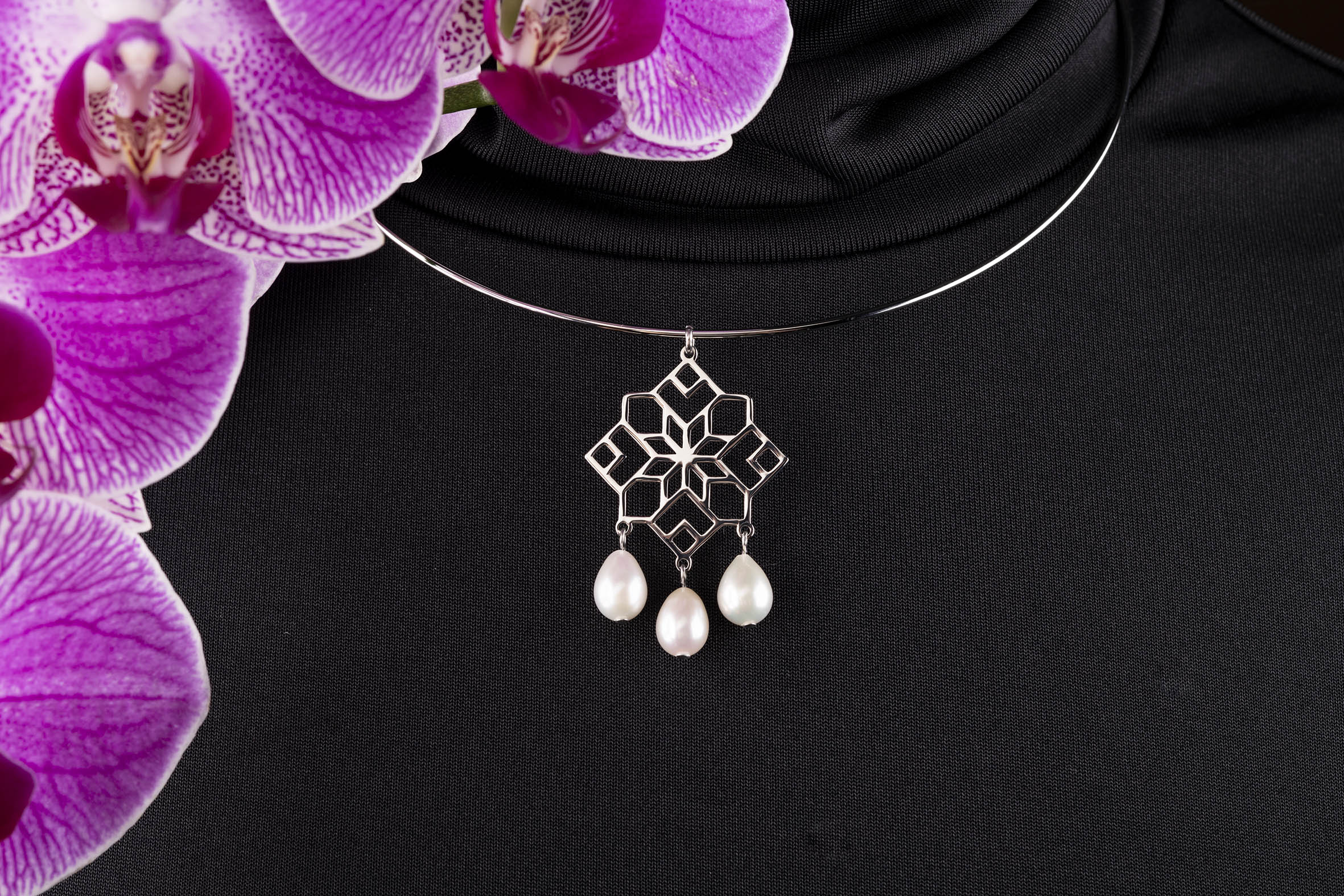 Obručový náhrdelník ornament novohrad slzy perly