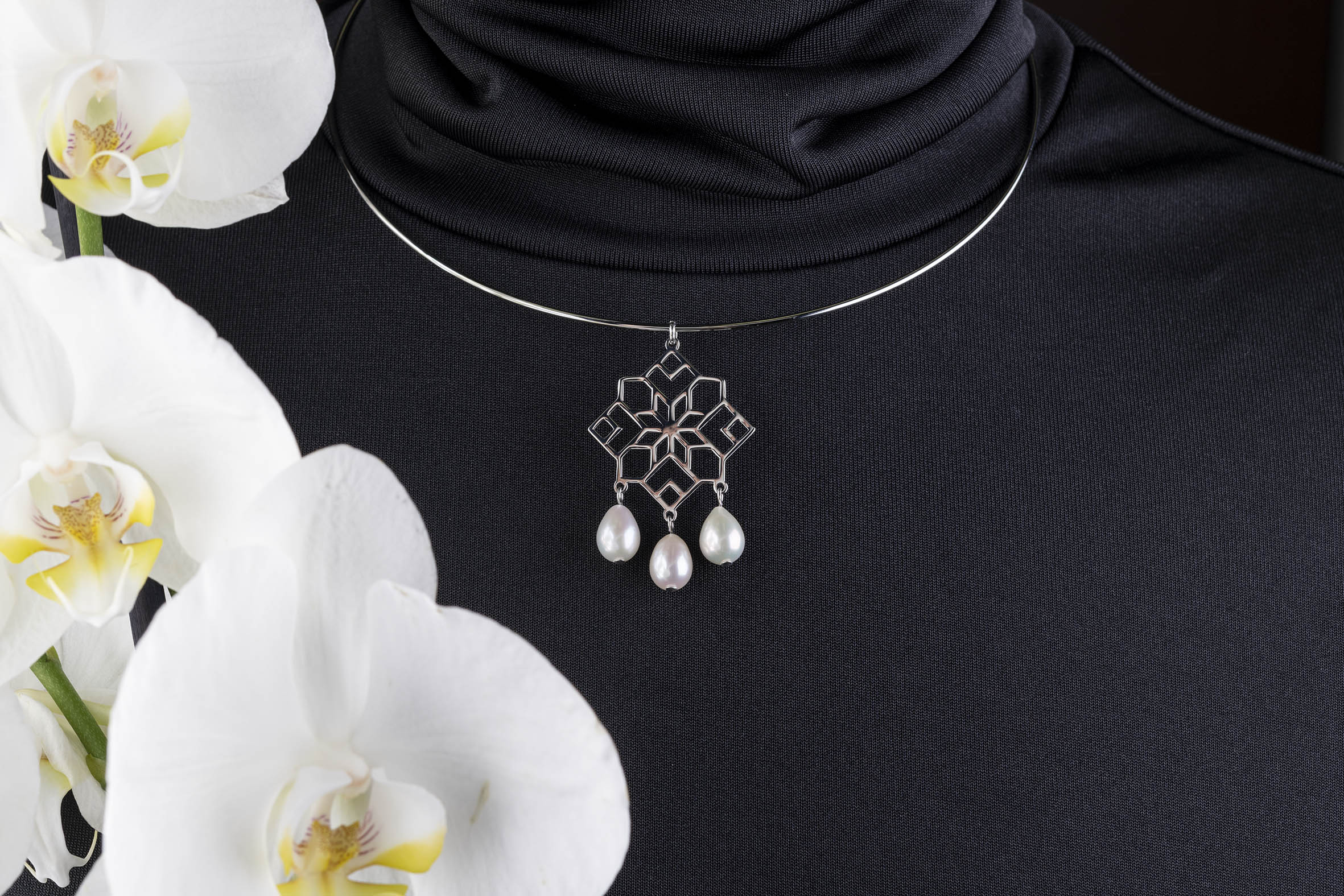 Obručový náhrdelník ornament novohrad slzy perly