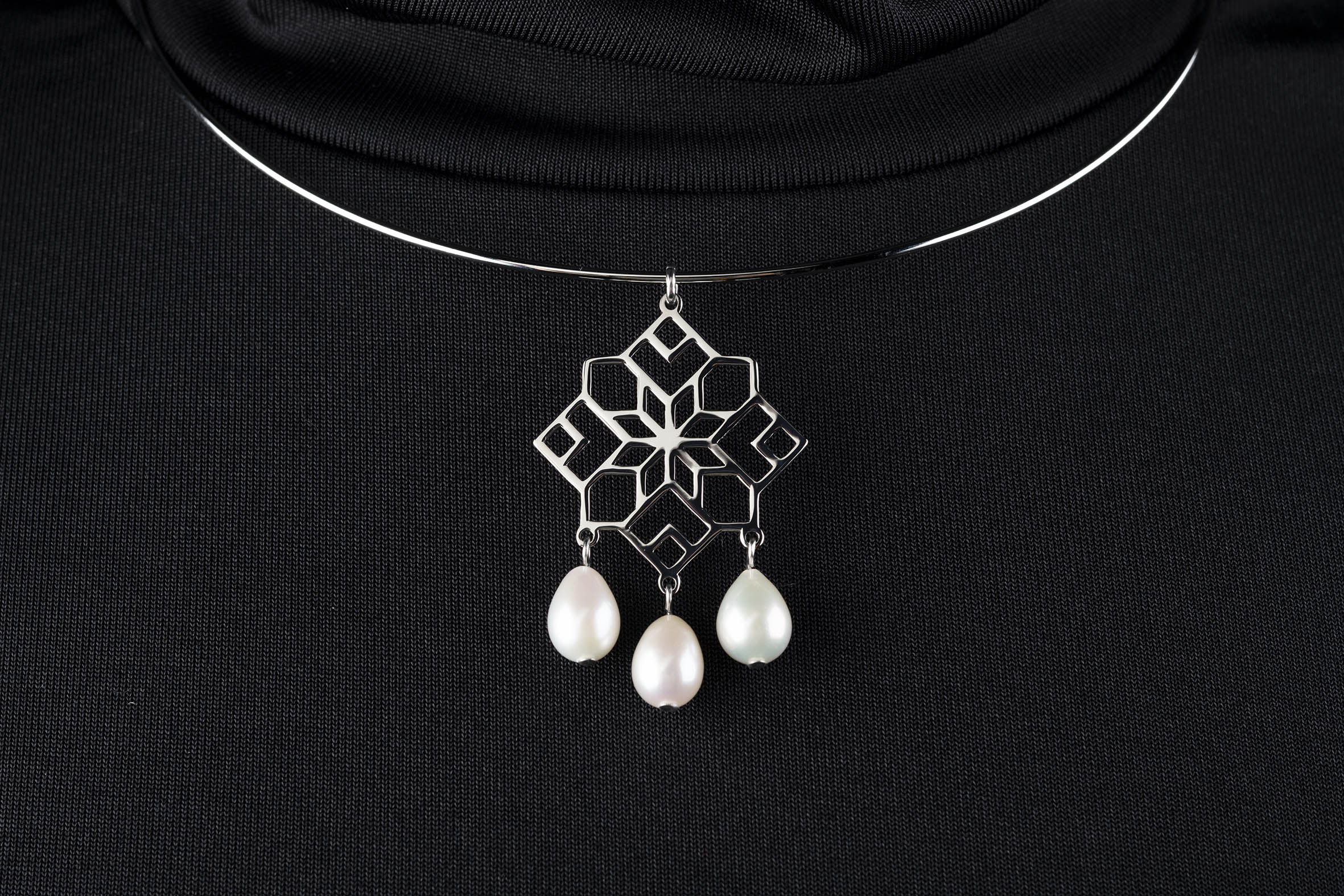 Obručový náhrdelník ornament novohrad slzy perly