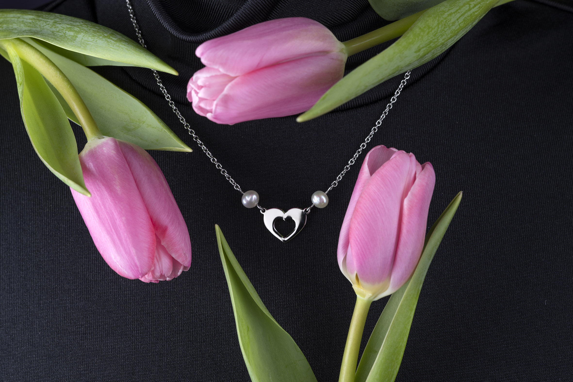 Náhrdelník malé srdiečko ornamentika +2perly