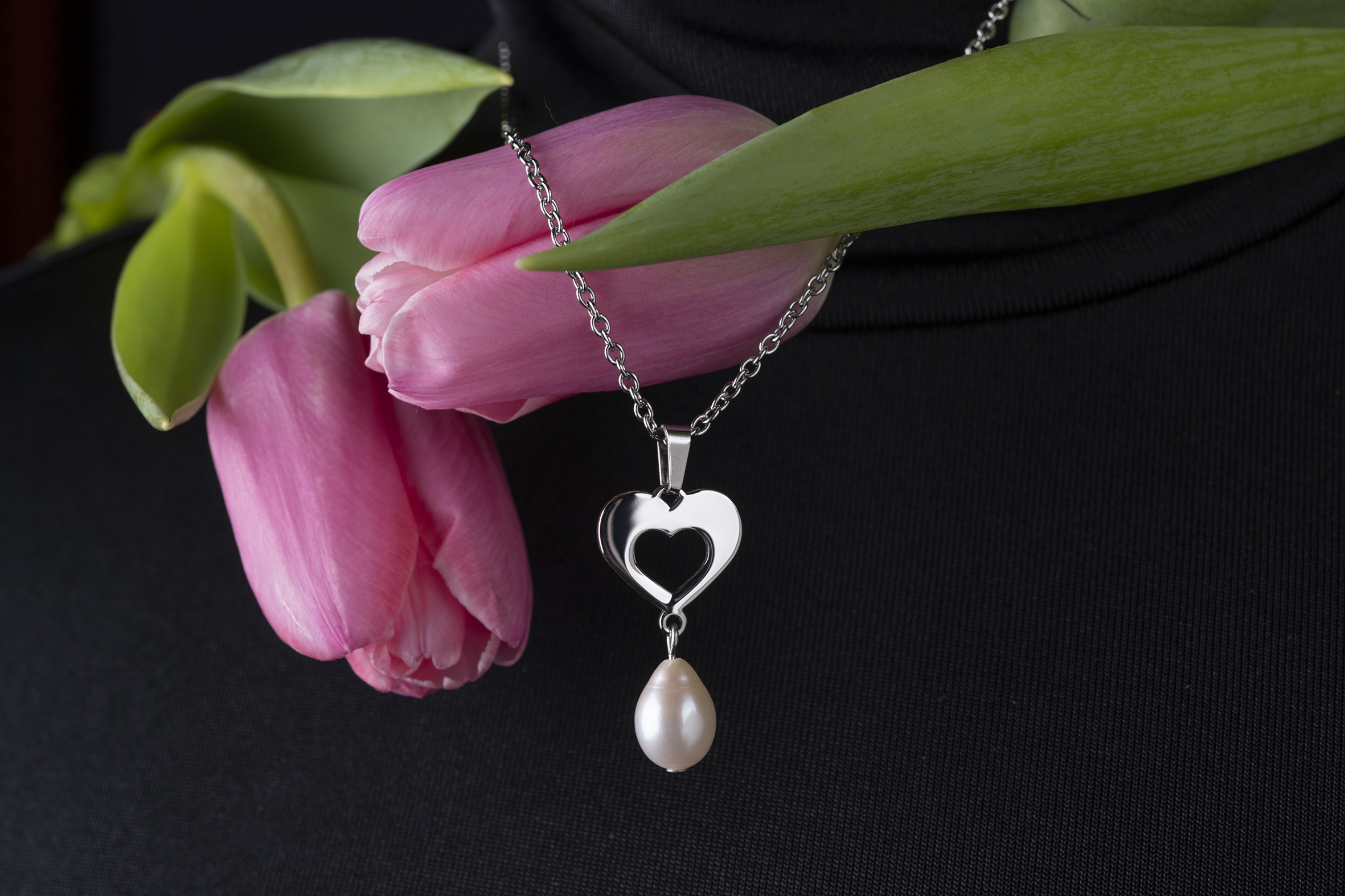 Prívesok malé srdiečko ornamentika +perla slza