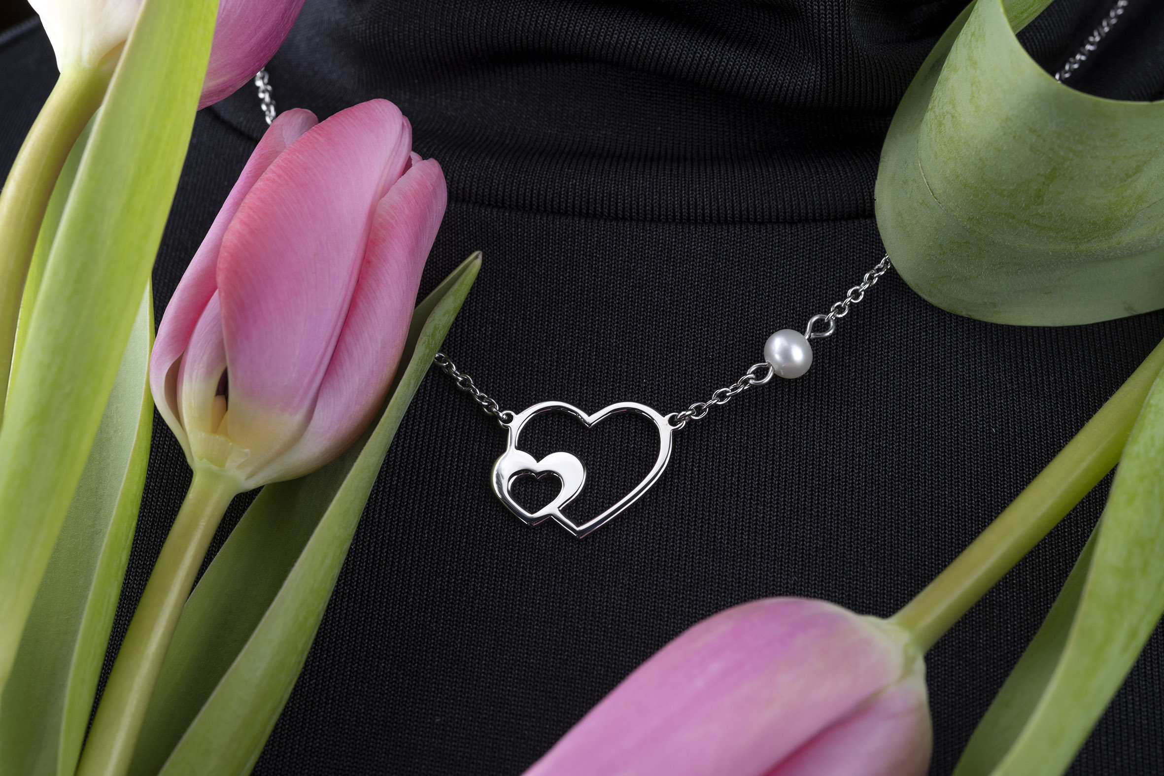 Náhrdelník 2 srdiečka ornamentika +perla