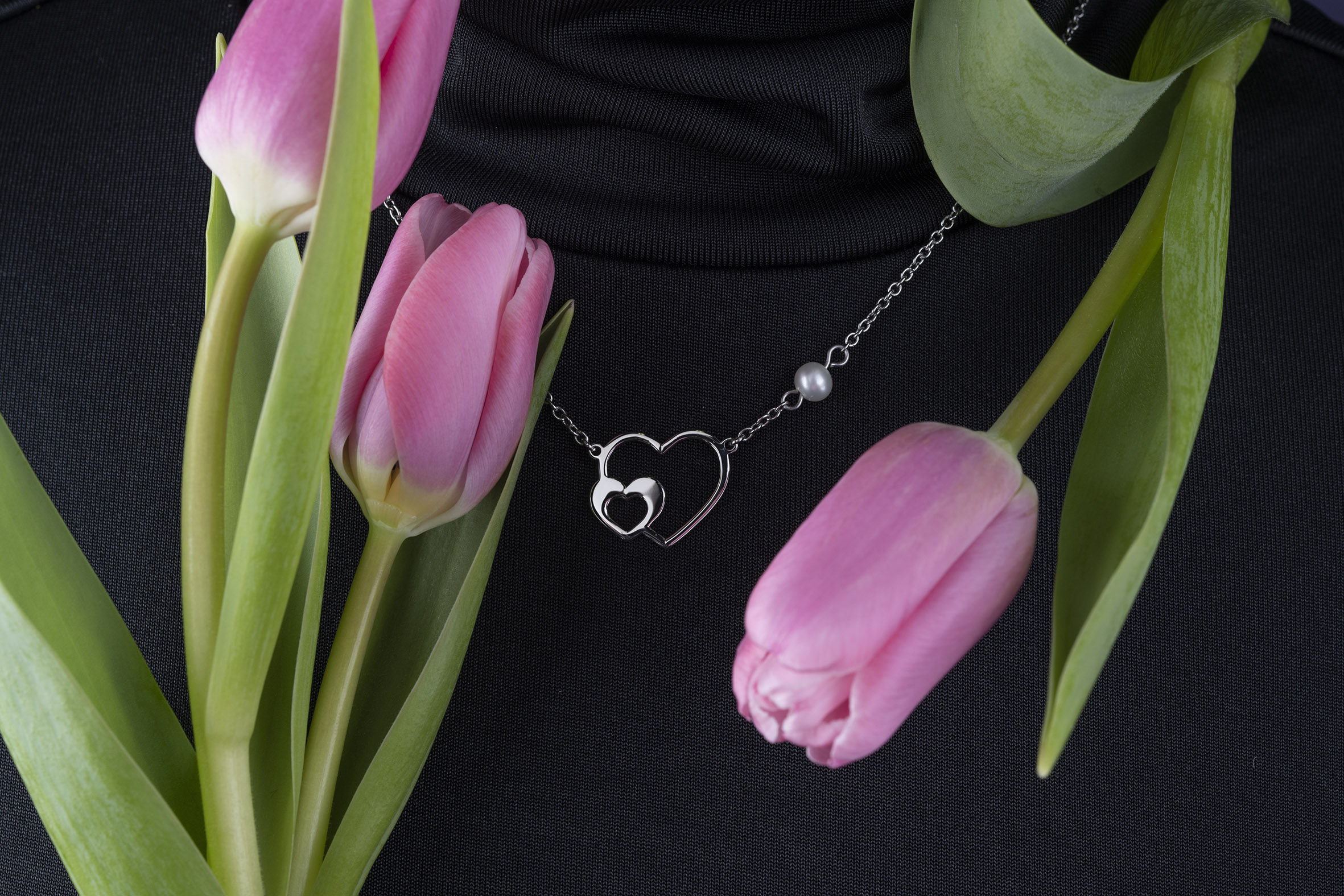 Náhrdelník 2 srdiečka ornamentika +perla