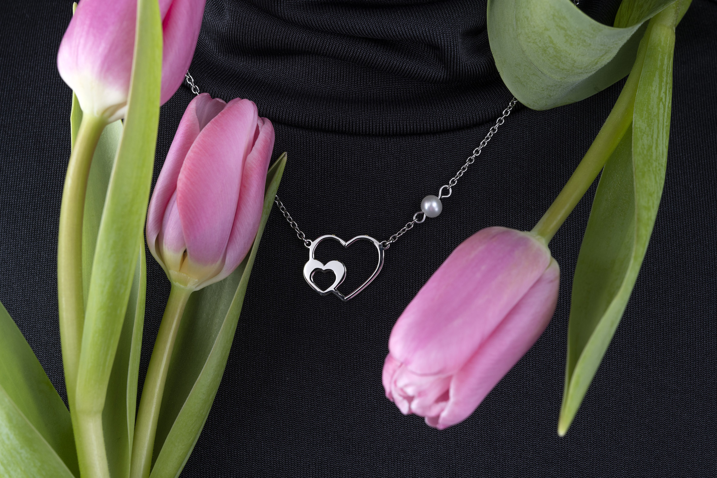 Náhrdelník 2 srdiečka ornamentika +perla