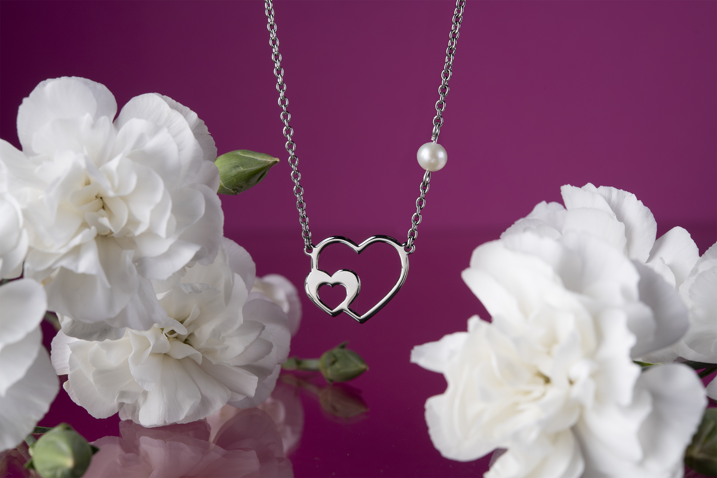 Náhrdelník 2 srdiečka ornamentika +perla