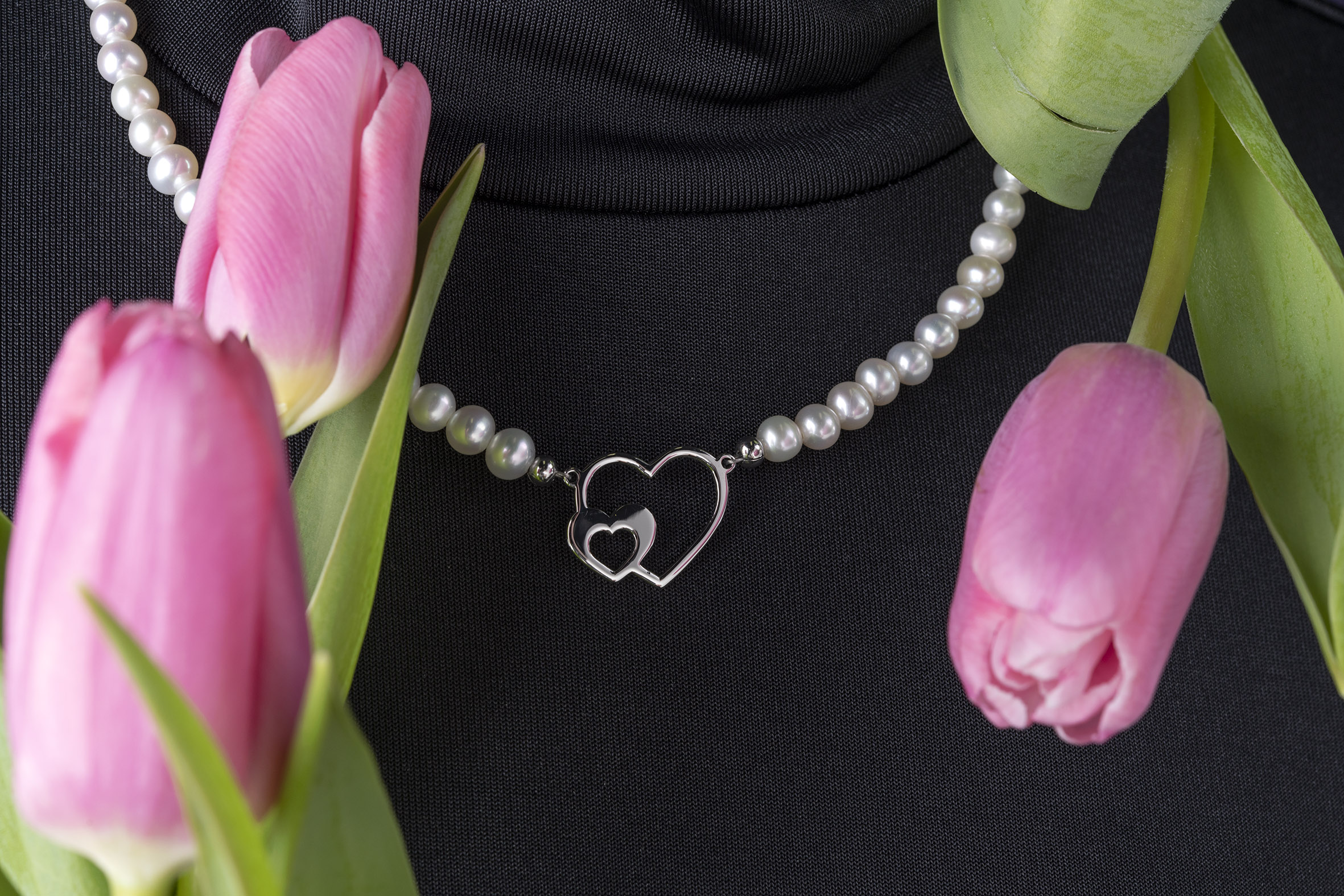 Perlový náhrdelník 2 srdiečka ornamentika