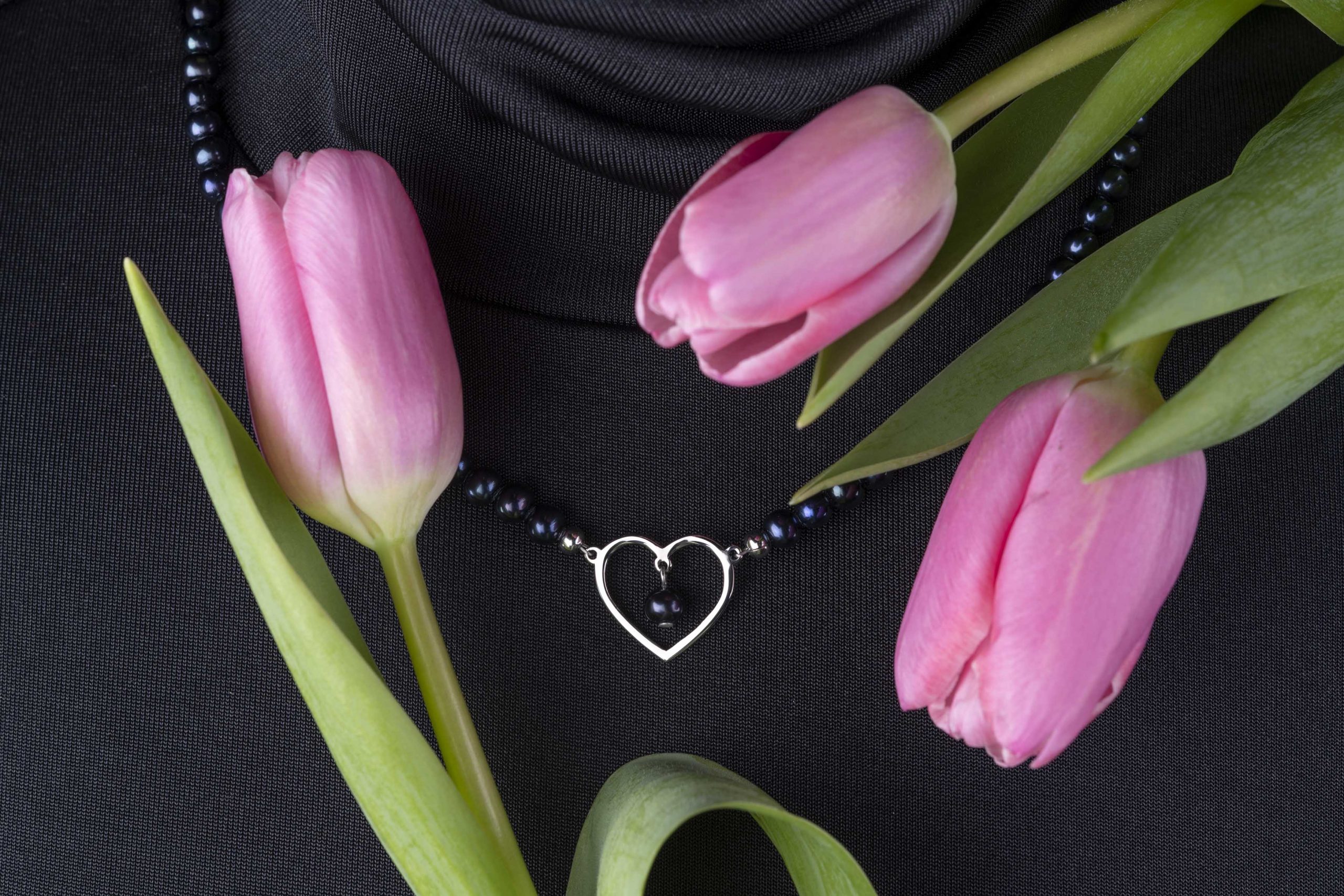 Perlový náhrdelník 1 srdiečko ornamentika