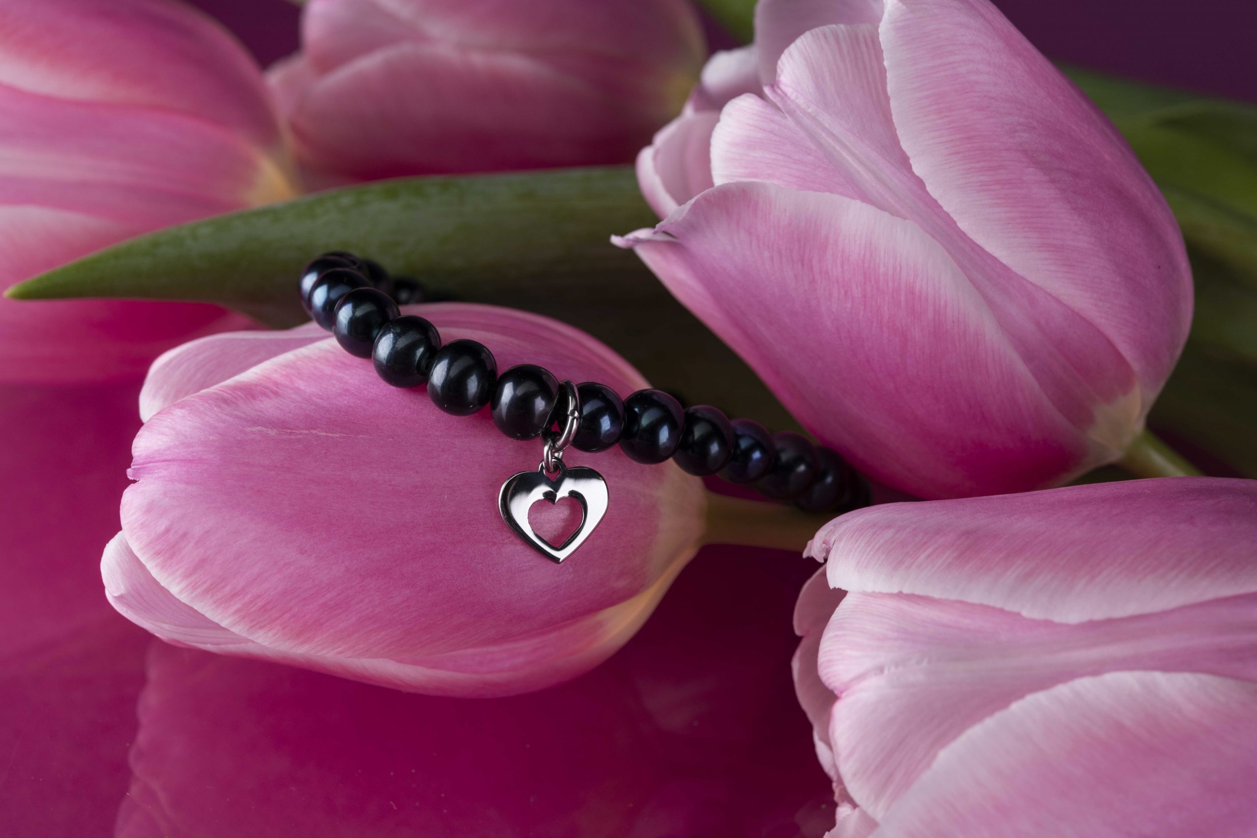 Náramok srdiečko ornamentika - čierne perly