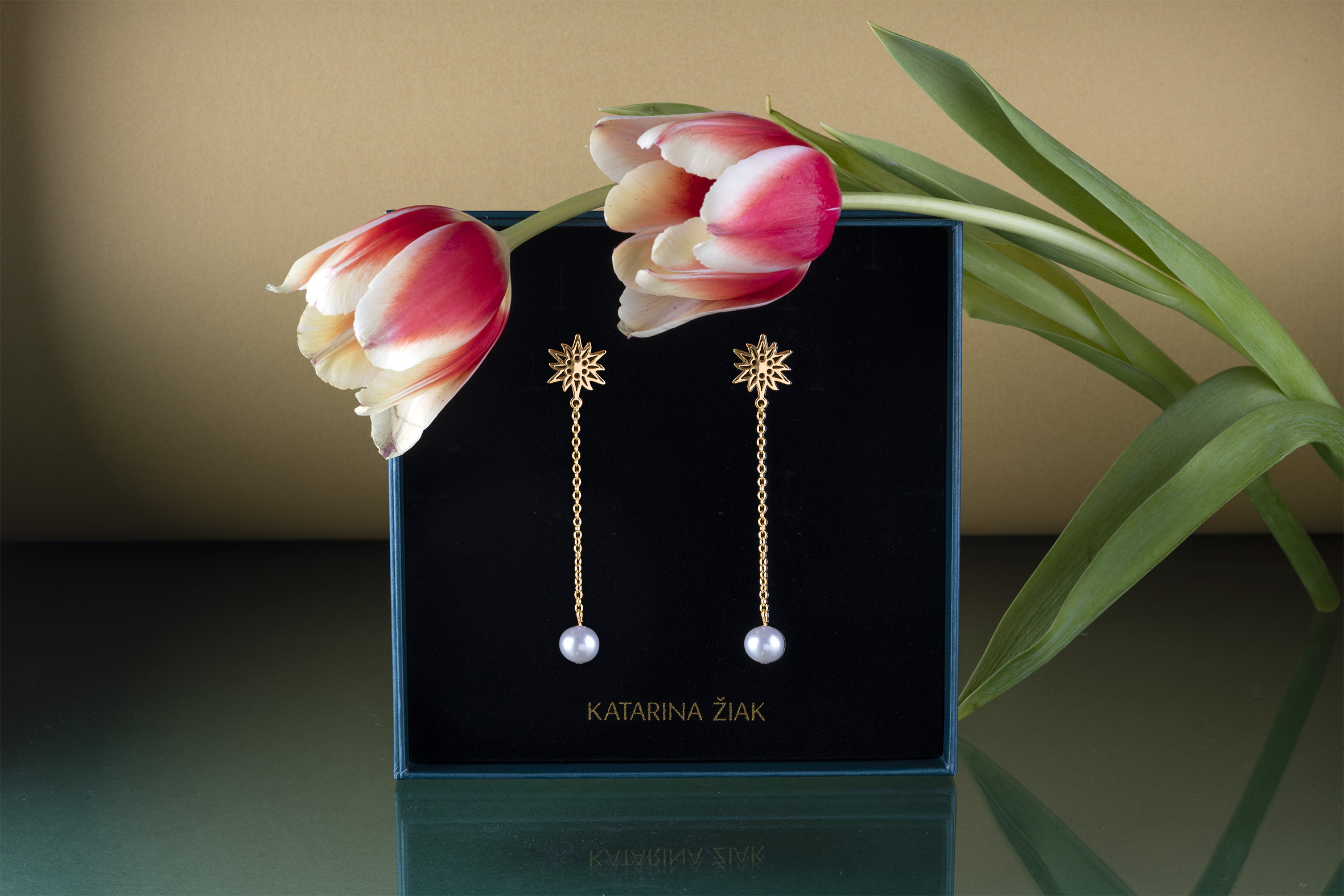 Napichovacie náušnice plesnivec s perlou - dlhé