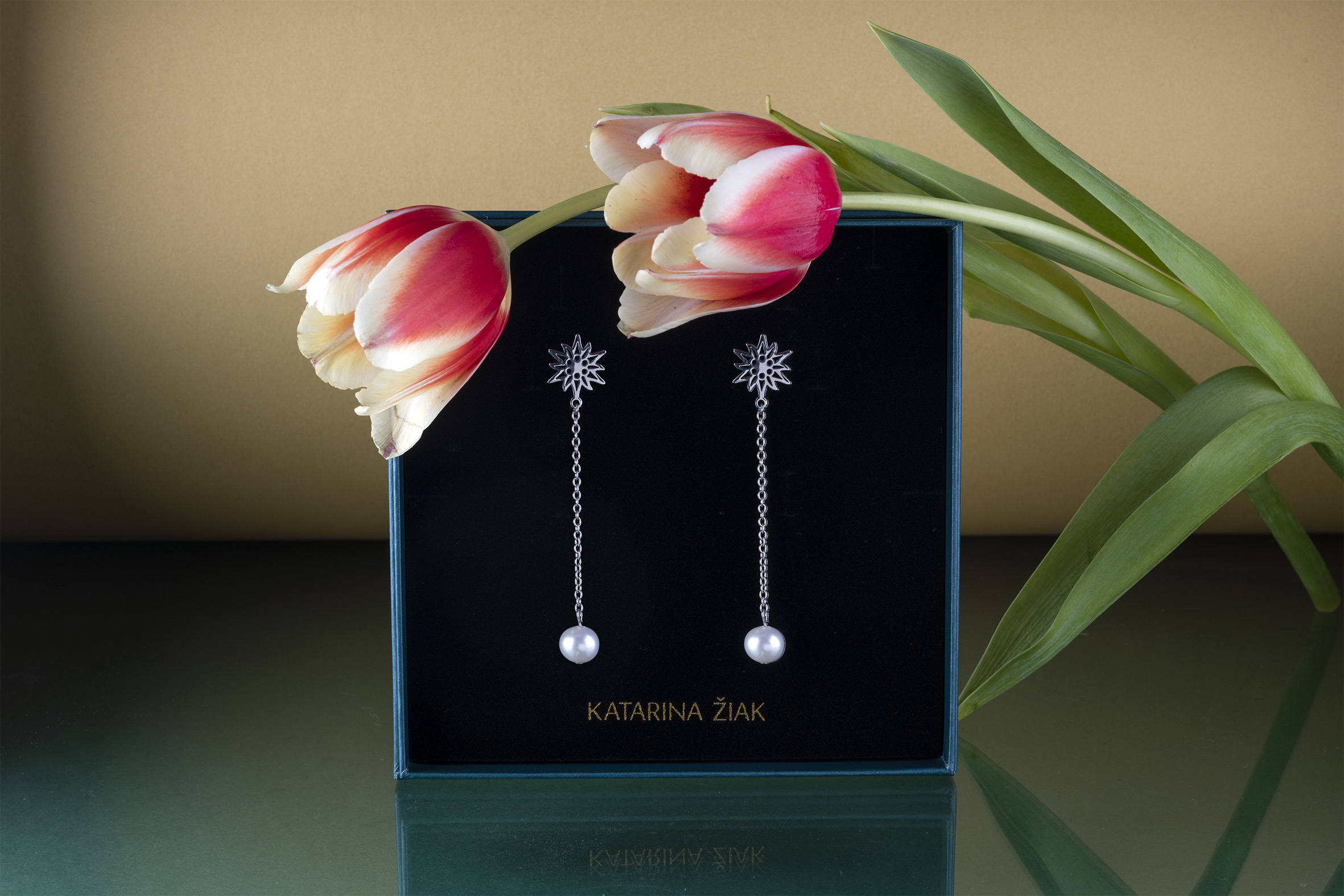 Napichovacie náušnice plesnivec s perlou - dlhé