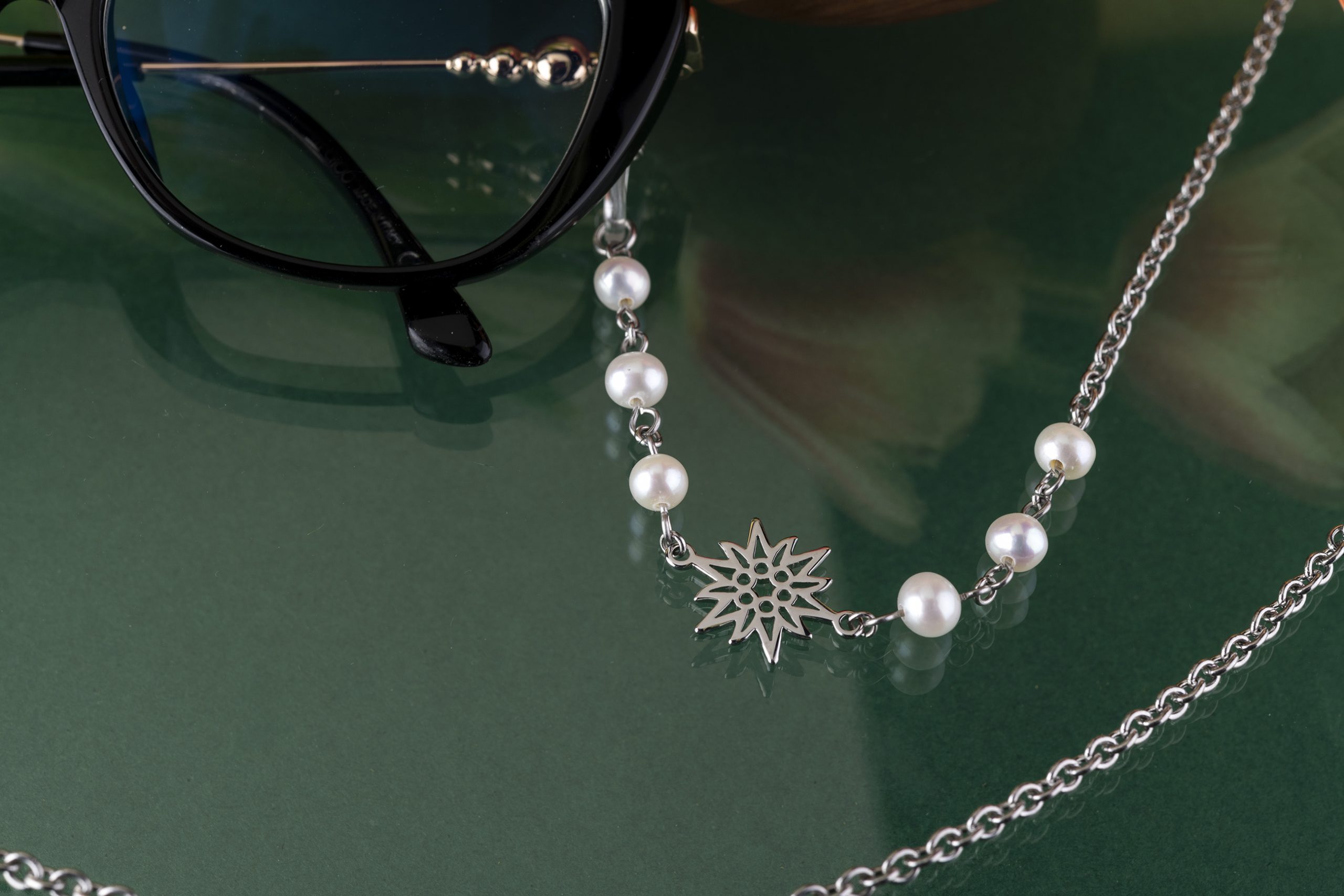 Retiazka na okuliare plesnivec 2 + sladkovodné perly