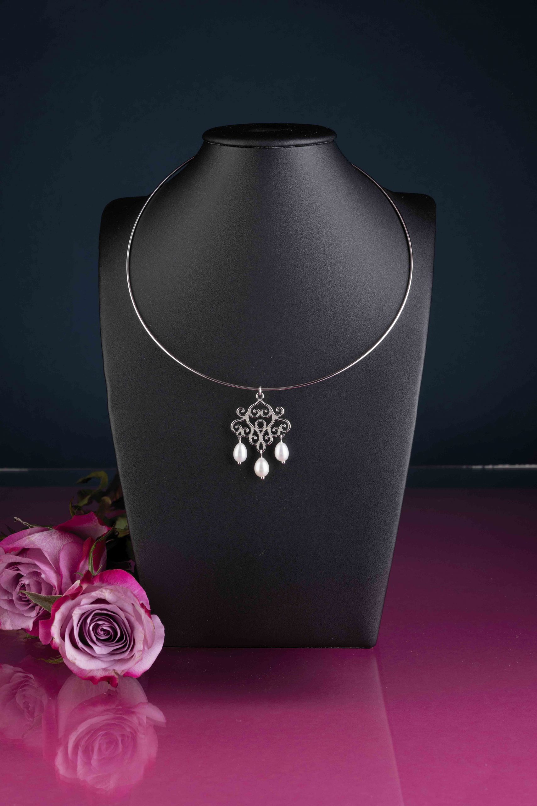 Obručový náhrdelník Libay ornament vejár + perly