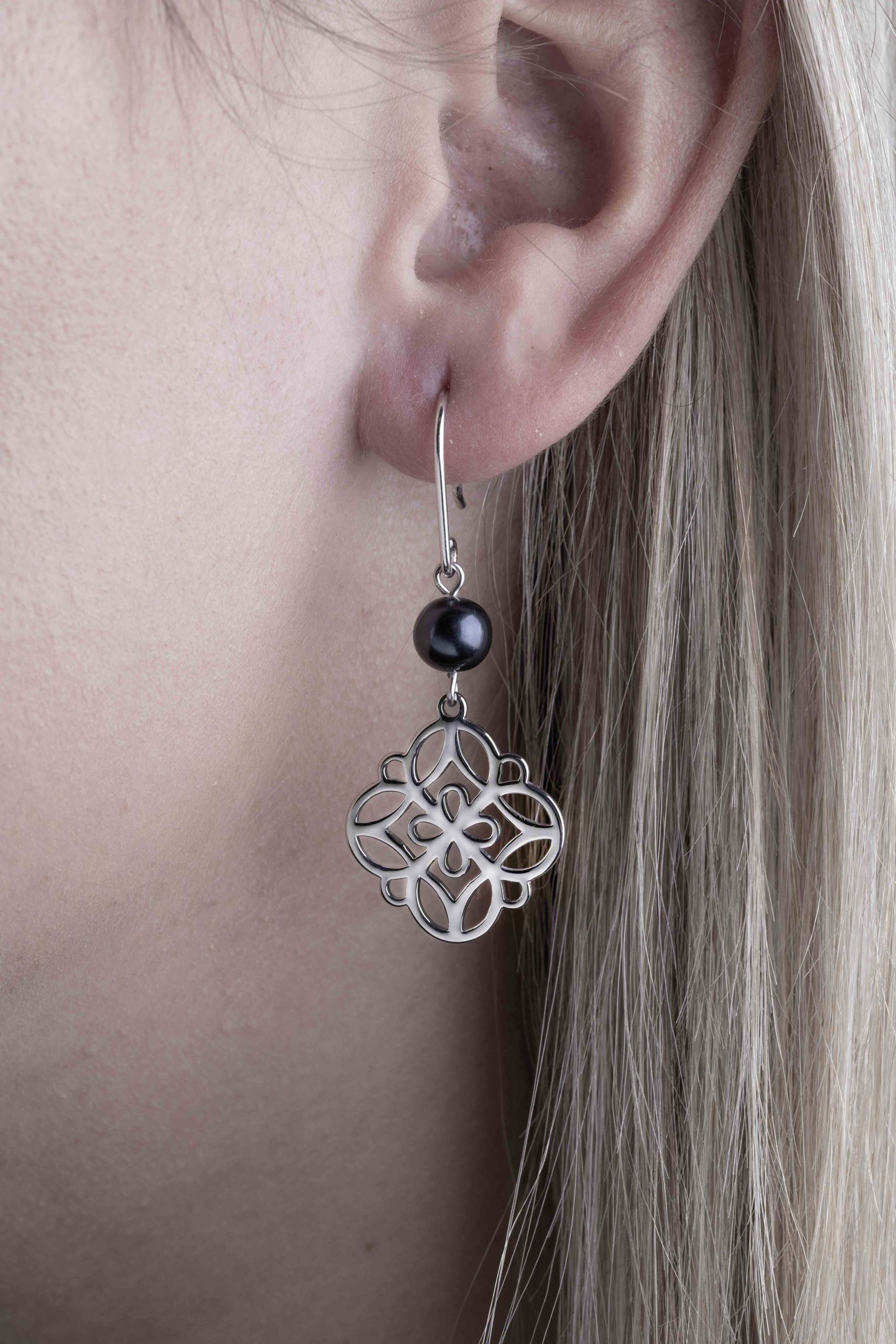 Náušnice Náušnice Libay ornament štvorlístok 2cm - perla