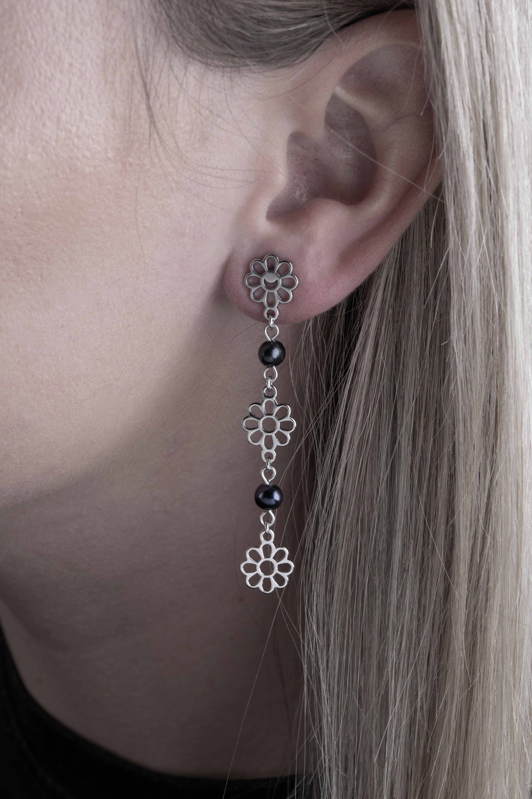 Náušnice Libay margarétka skladané + čierne perly