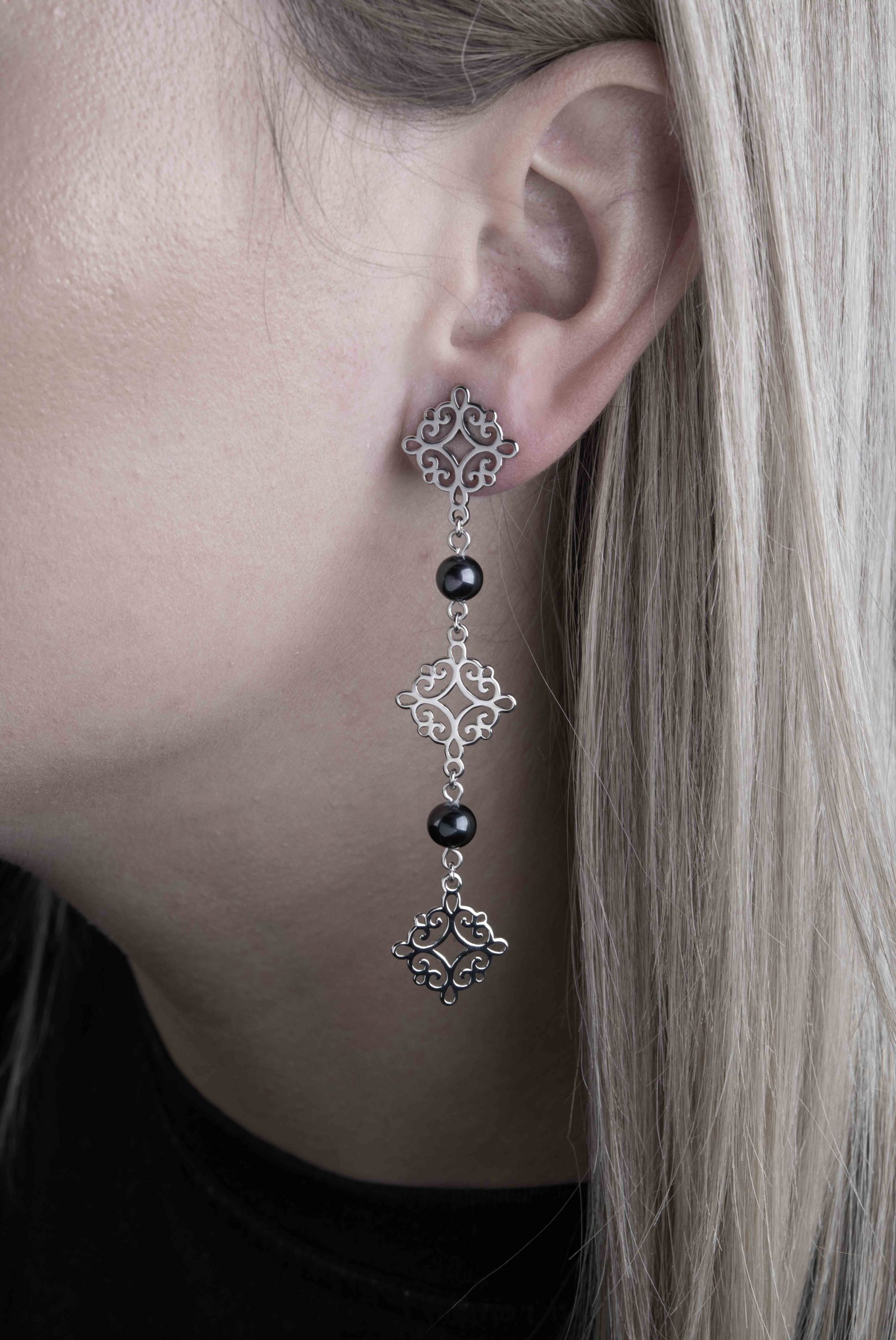 Náušnice Libay štvorec ornament skladané + čierne perly