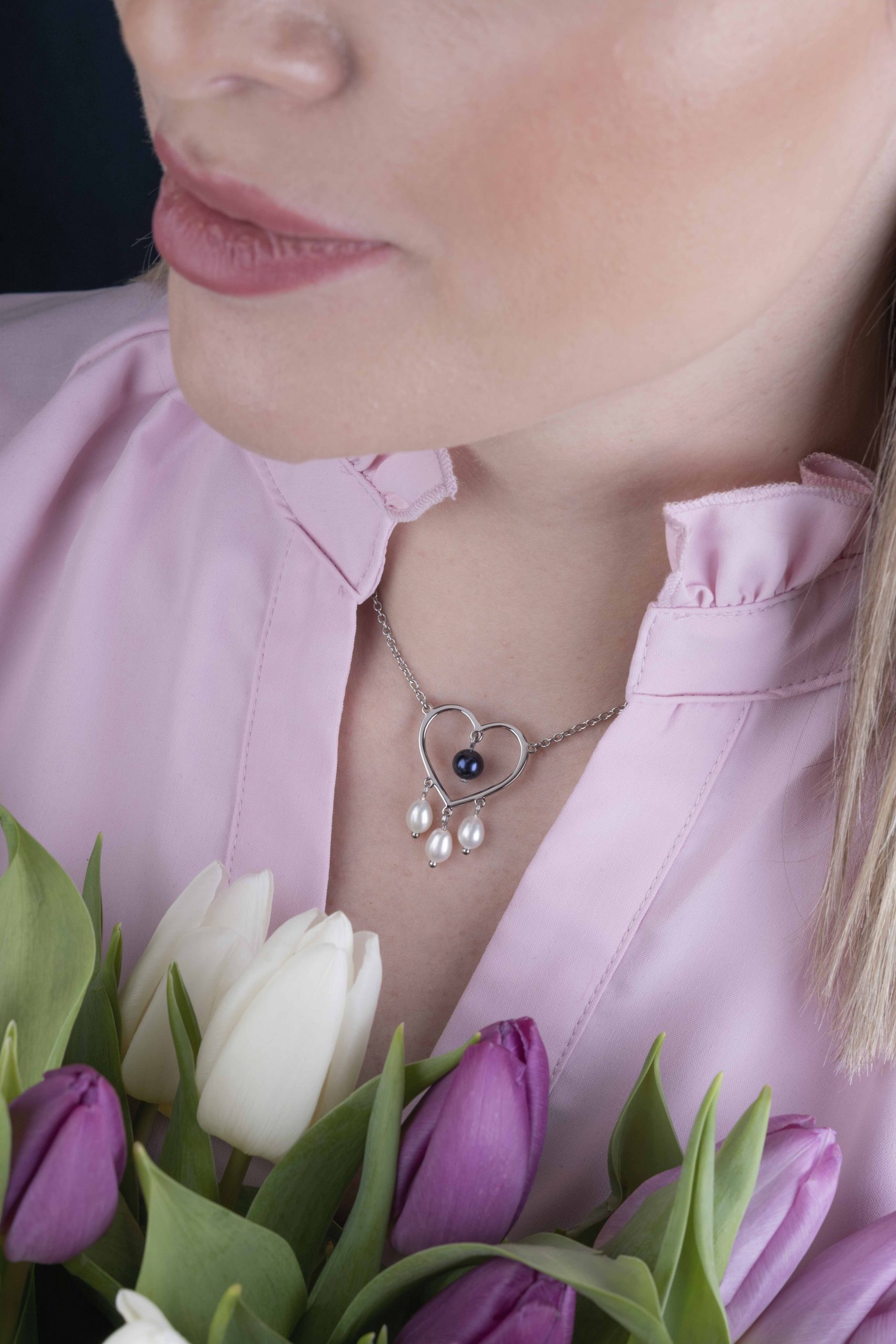 Perlový náhrdelník 2 srdiečka ornamentika + perly slzy