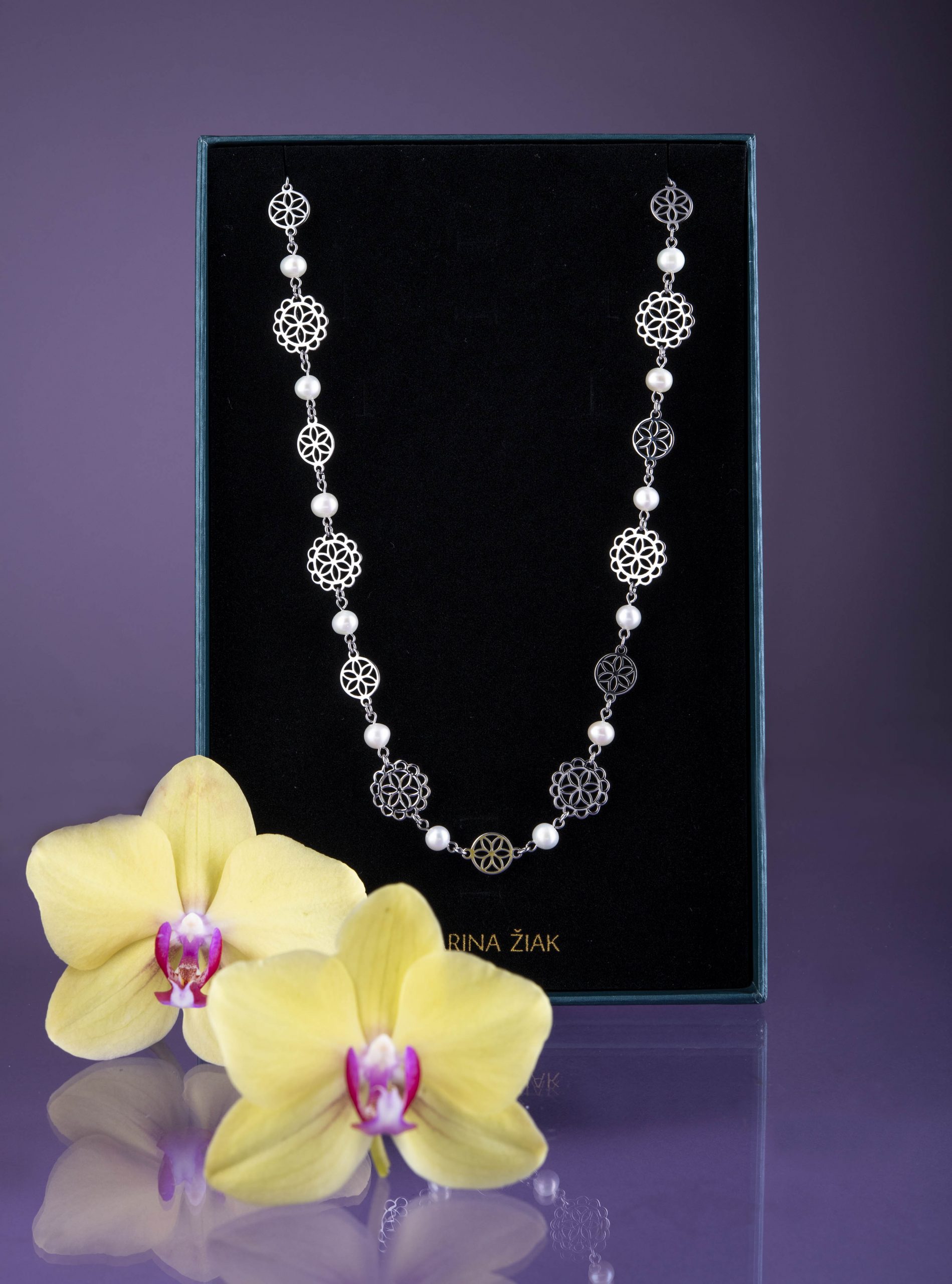 Náhrdelník čipka ornamenty kruhy + perly