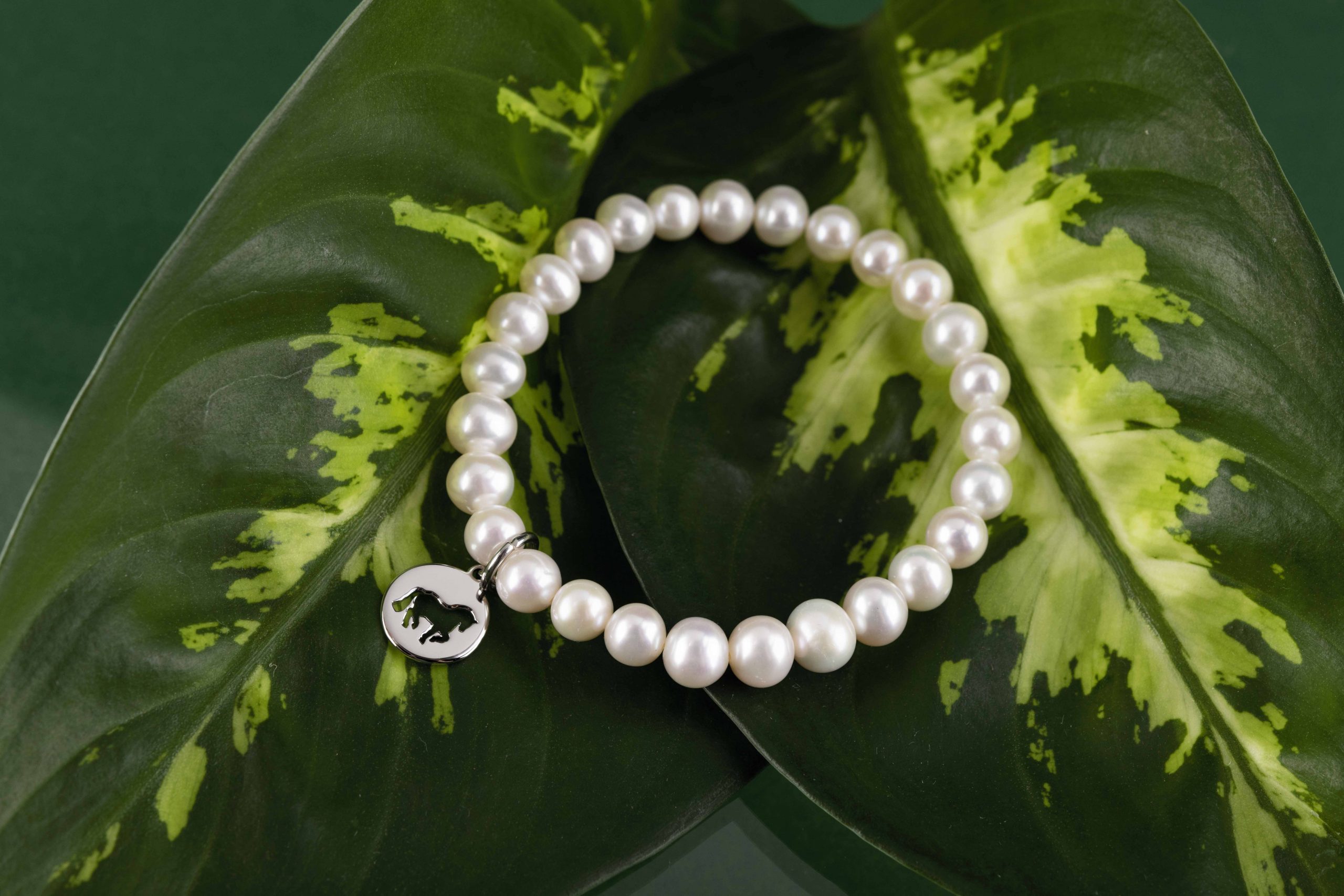 Náramok Piaf Koník - biele/čierne perly