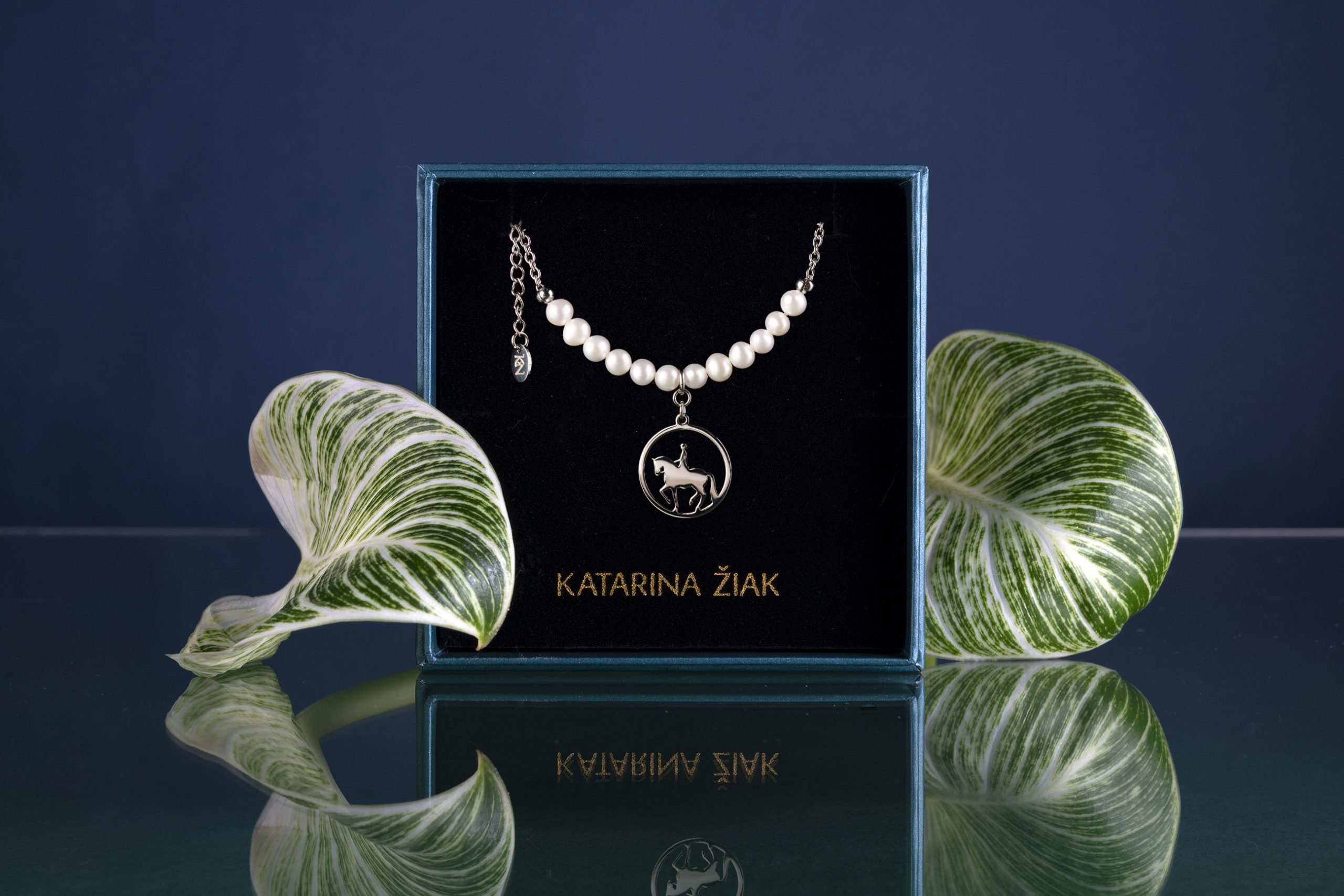 Náhrdelník Piaf Jazdec- kruh 2cm + sladkovodné perly