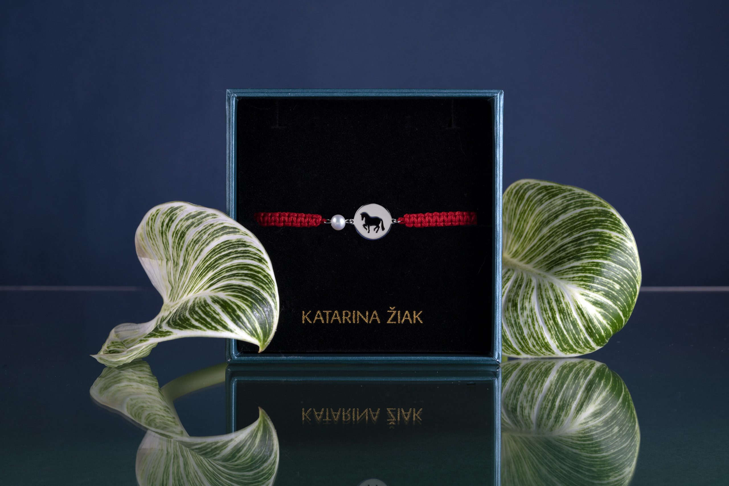 Náramok Piaf koník – šnúrka + perla