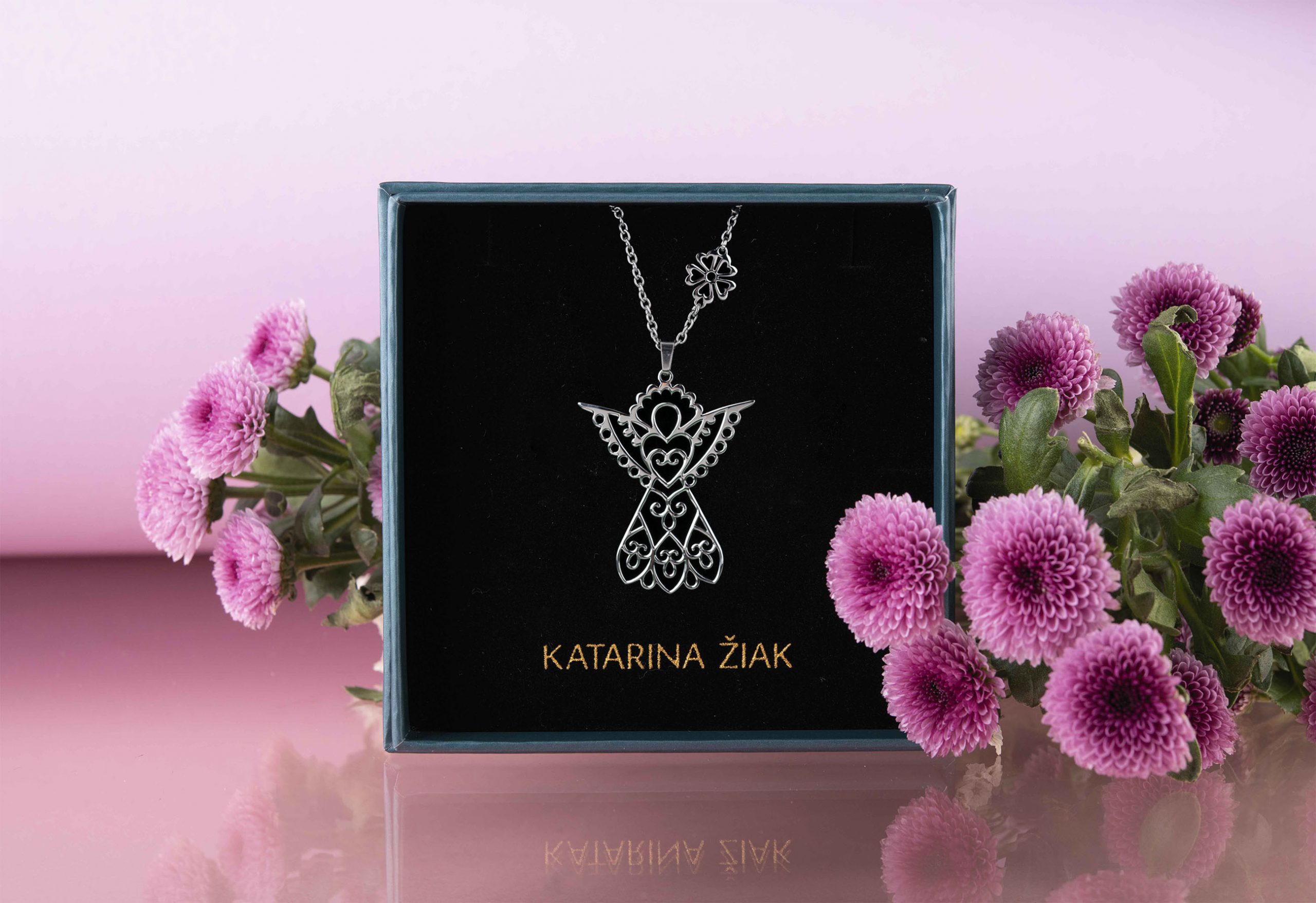 Prívesok anjel vajnory  s kvietkom - malý