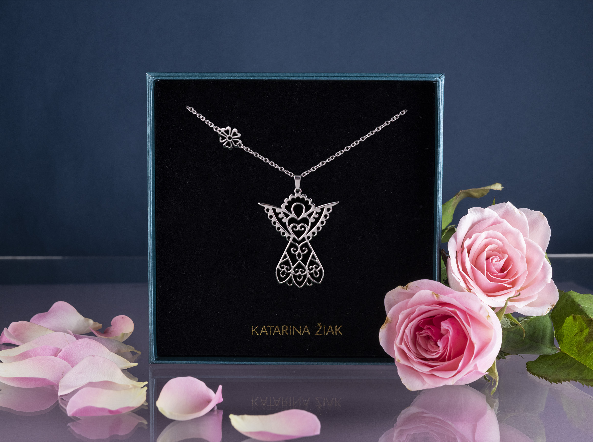 Prívesok anjel vajnory  s kvietkom - malý