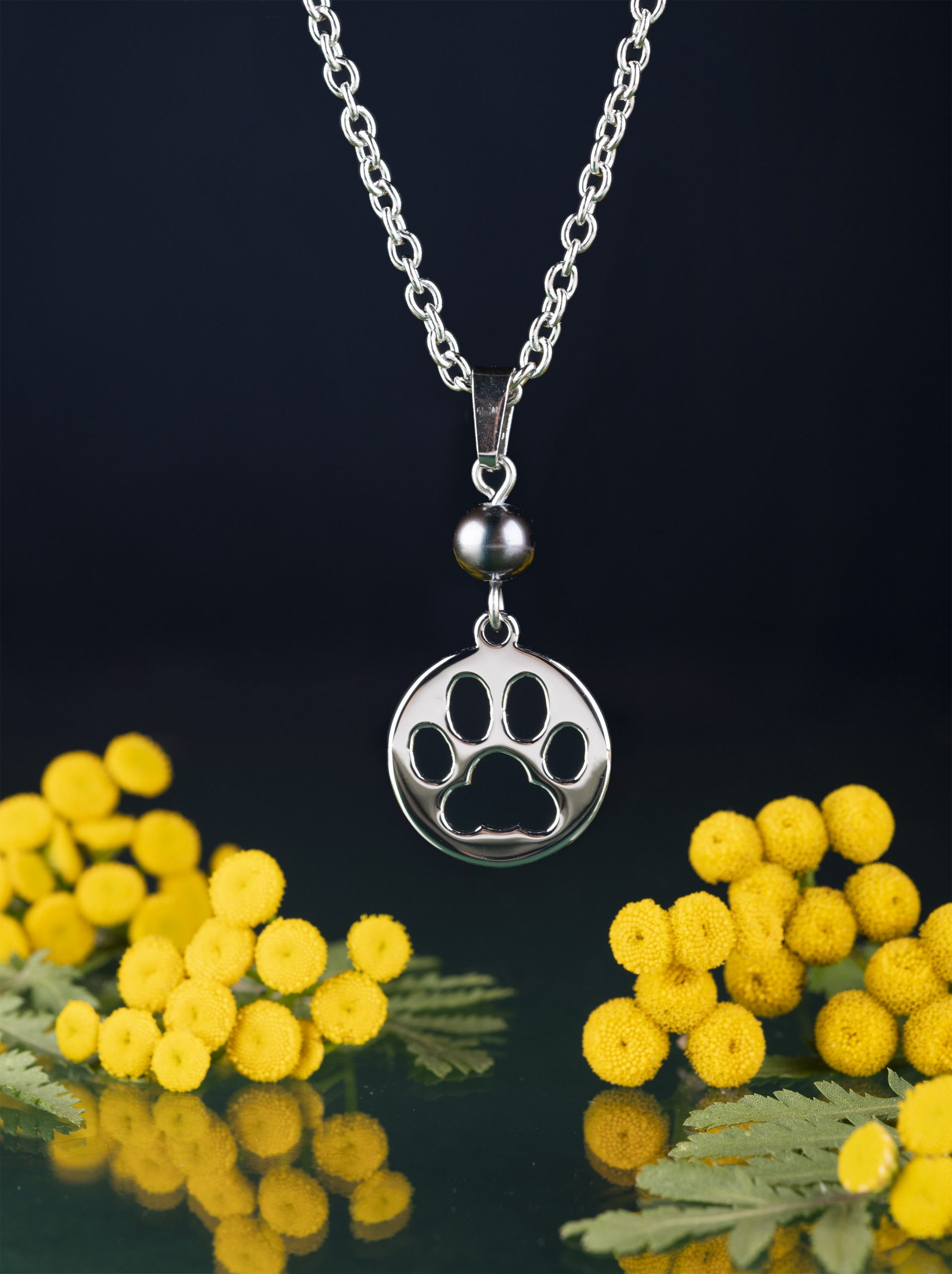 Prívesok mačacia labka Izabela s perlou