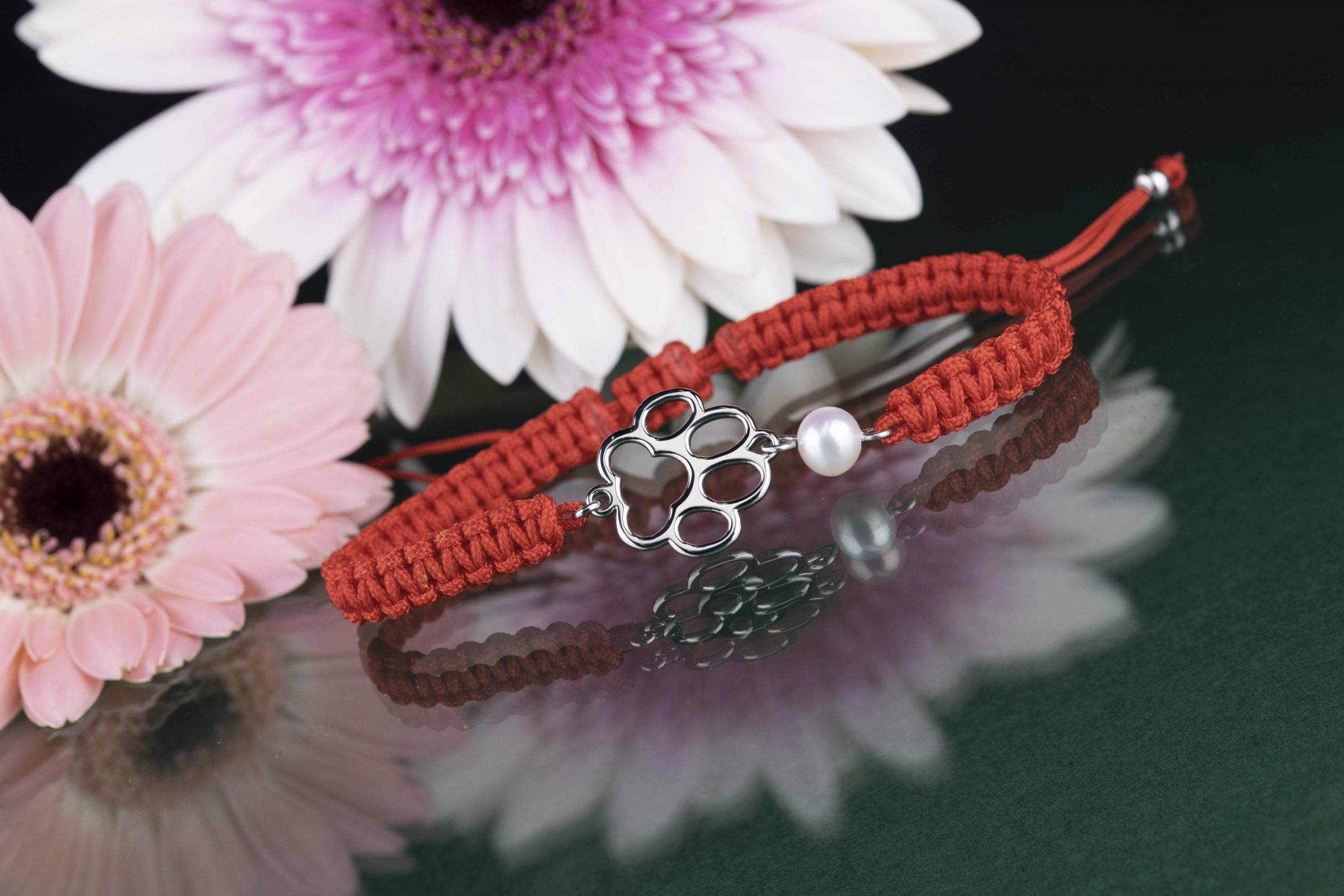 Náramok Labka mačka Izi 2 – šnúrka + perla