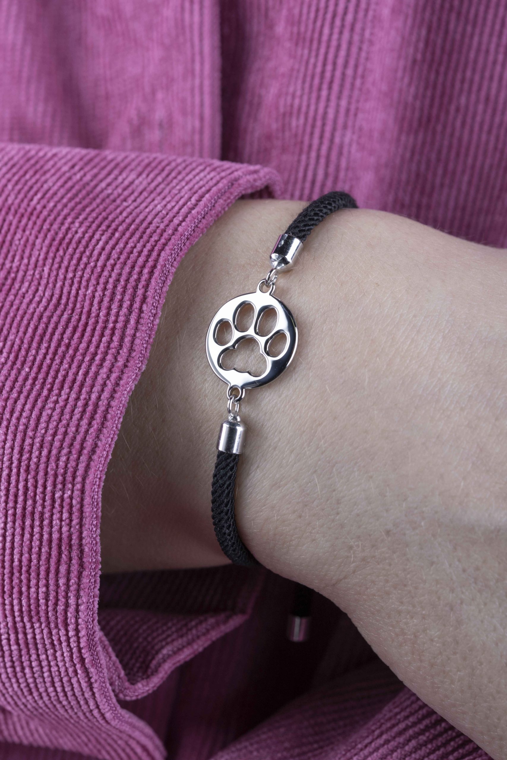 Náramok -  Labka mačka Izi 1 – šnúrka červená / čierna