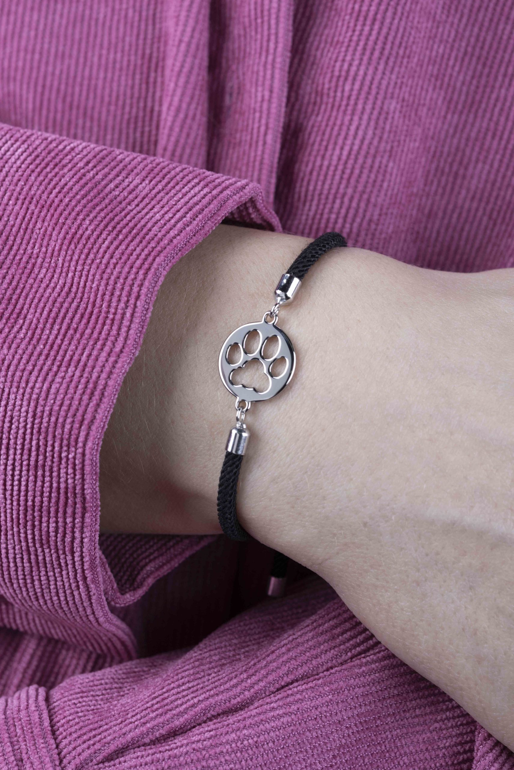 Náramok -  Labka mačka Izi 1 – šnúrka červená / čierna