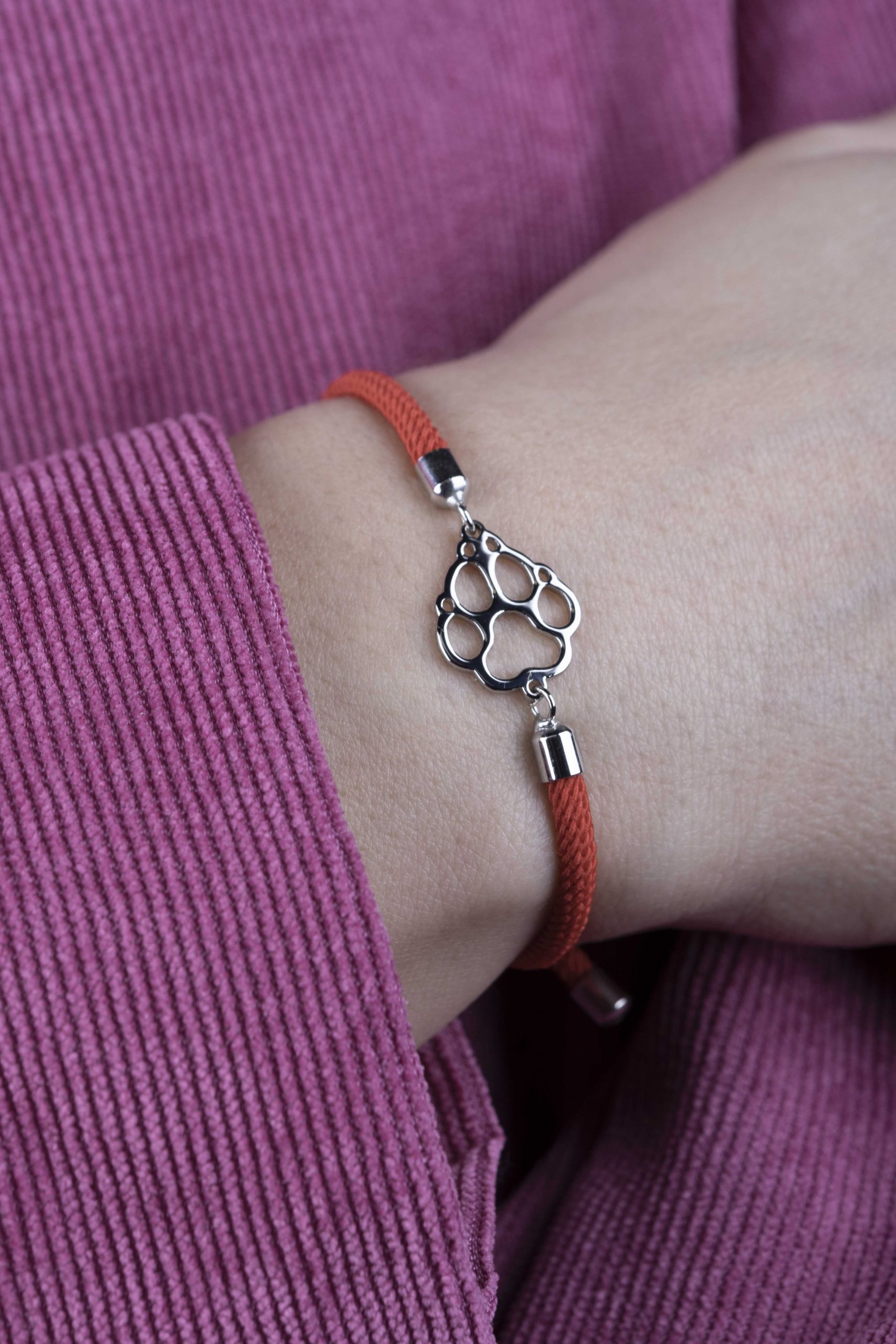 Náramok -  Labka Cami 1 – šnúrka červená / čierna