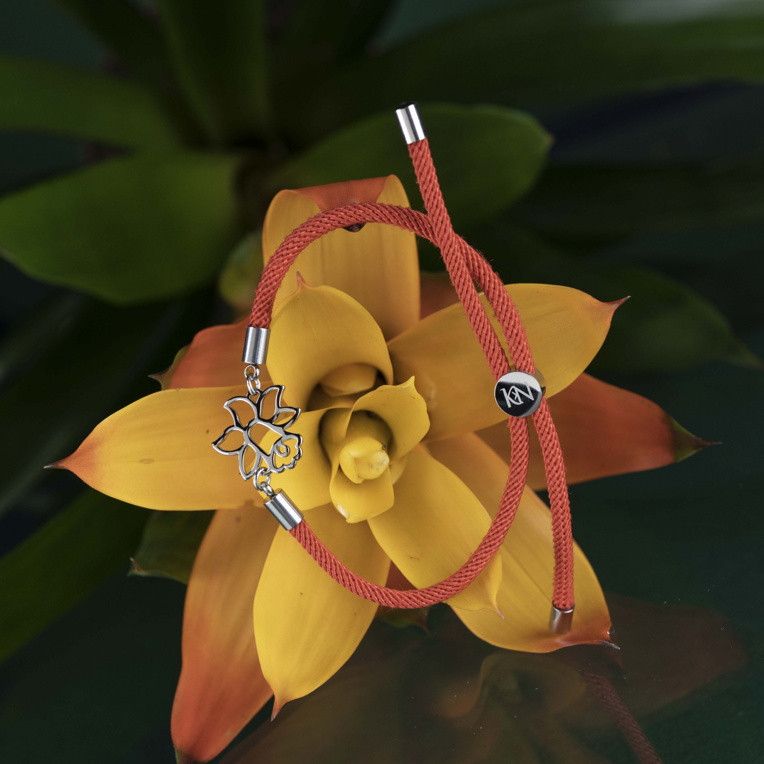 Náramok -  narcis 1 – šnúrka červená / čierna