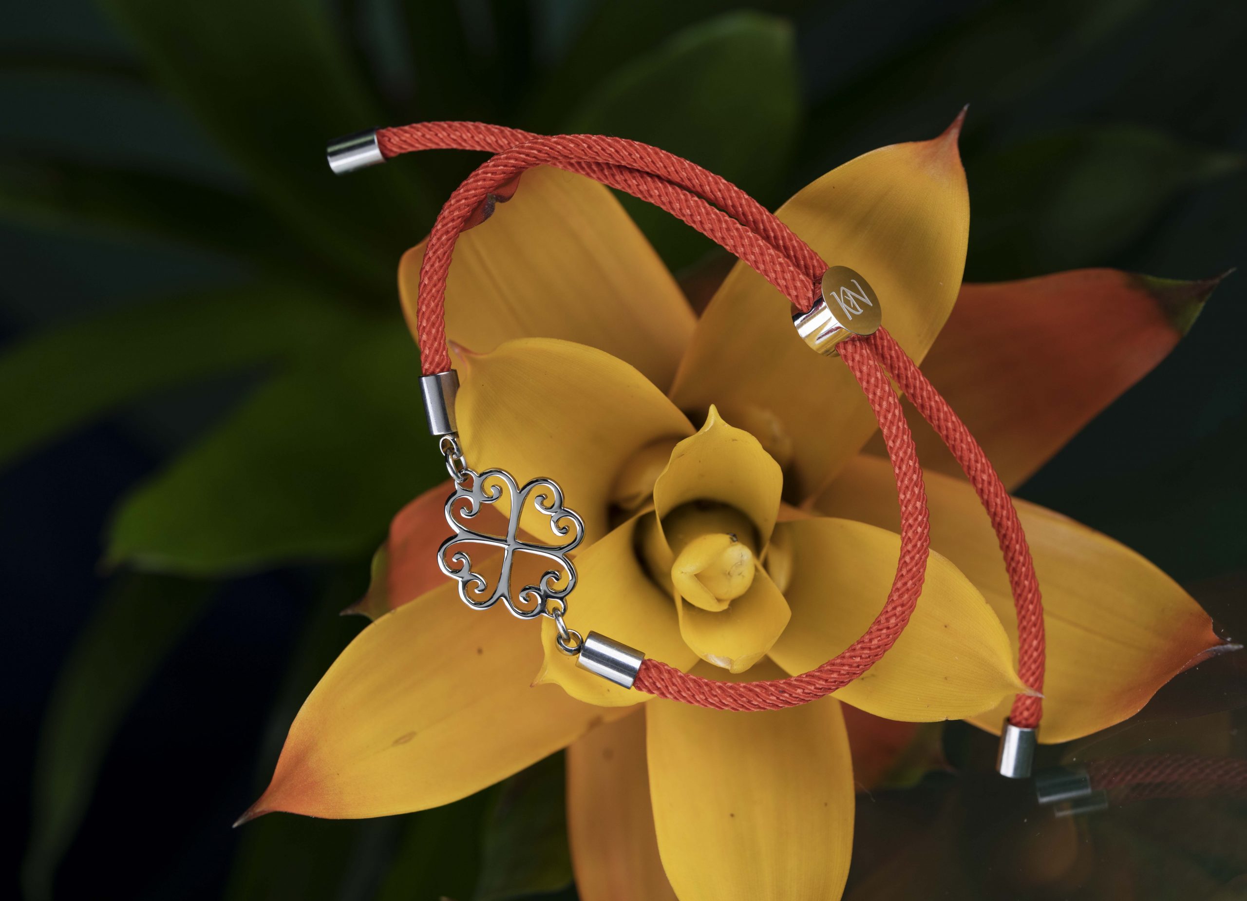 Náramok -  štvorlístok 2 – šnúrka červená / čierna